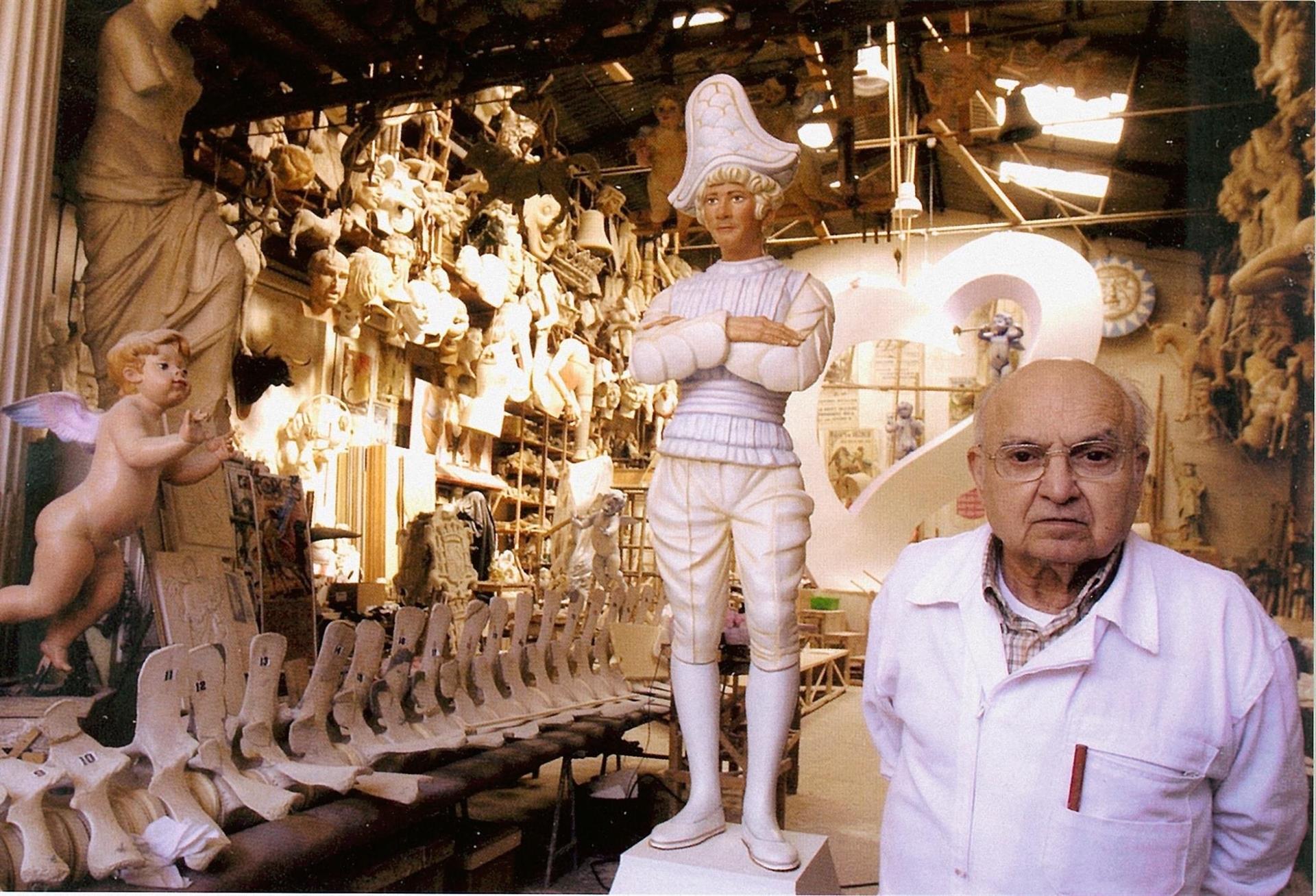 El artista fallero Vicente Luna, en su taller