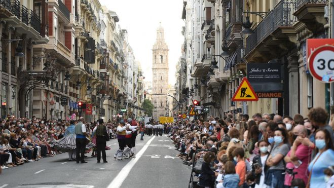 Centenares personas acuden a ver la Entrada de Moros y Cristianos, con motivo del 9 d’Octubre, en Valencia