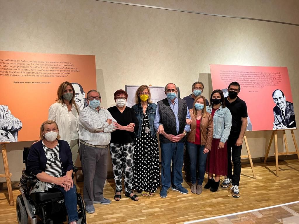 Miembros de la corporación municipal y familiares de Antonio Ferrandis en la inauguración de la exposición 100 anys