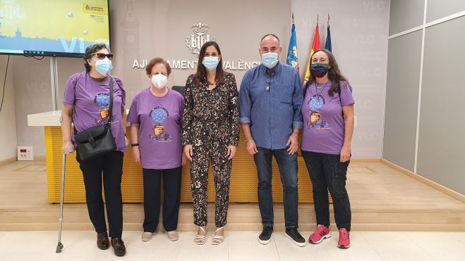  La concejala de Participación Ciudadana y Acción Vecinal, Elisa Valía, junto a representantes vecinales de Patraix