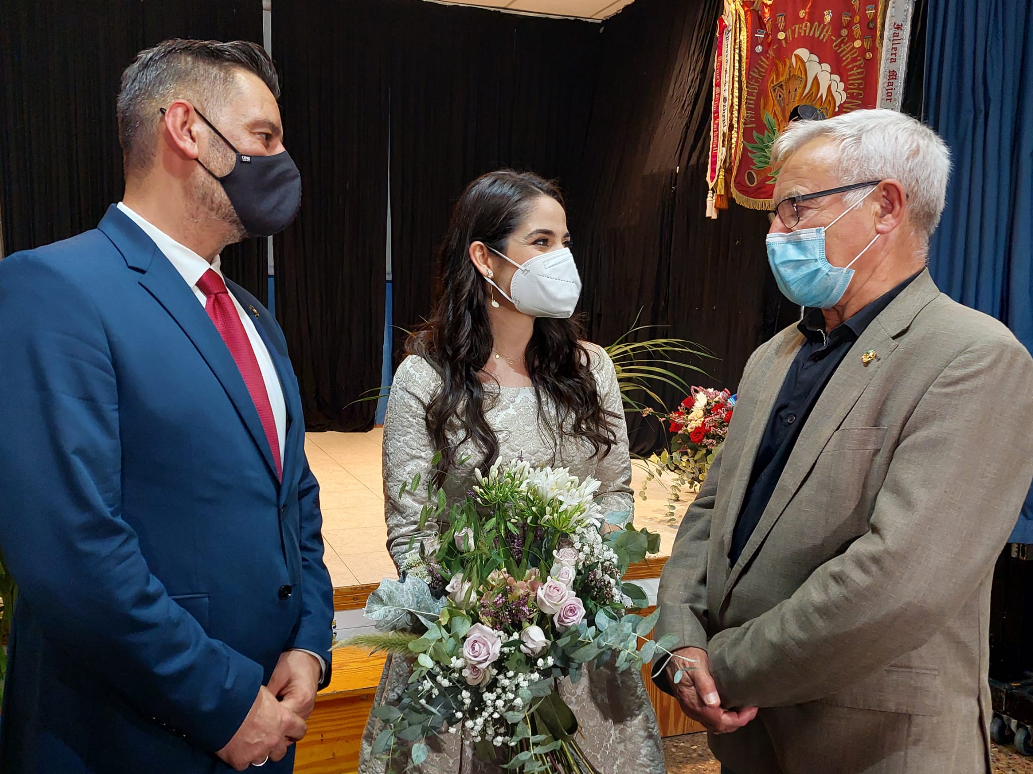 El alcalde, Joan Ribó, junto al presidente de Junta Central Fallera (JCF), Carlos Galiana, felicitan a la Fallera Mayor de València 2022, Carmen Martín, por su cargo