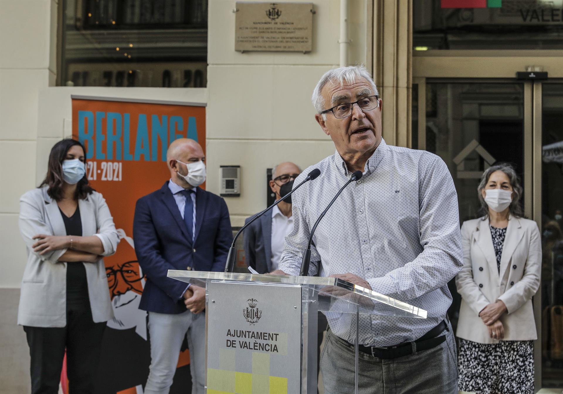 El alcalde de València, Joan Ribó, asiste al descubrimiento de una placa homenaje a Luis García Berlanga con motivo del Día del Cine Español, a 6 de octubre de 2021, en Valencia