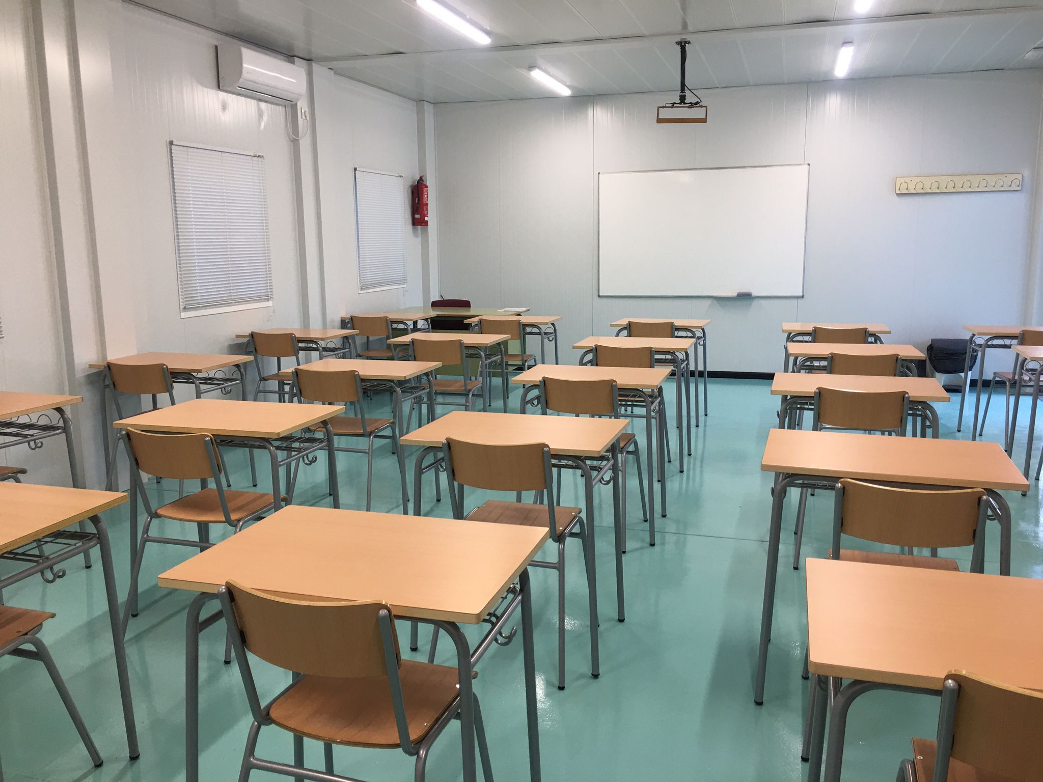 Una de las nuevas aulas prefabricadas del IES Camp del Túria