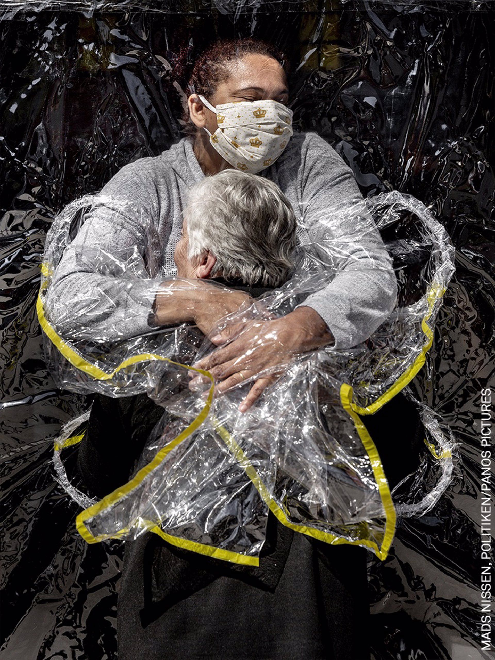 La fotografía ganadora en World Press Photo 2021 es 'The First Embrace'