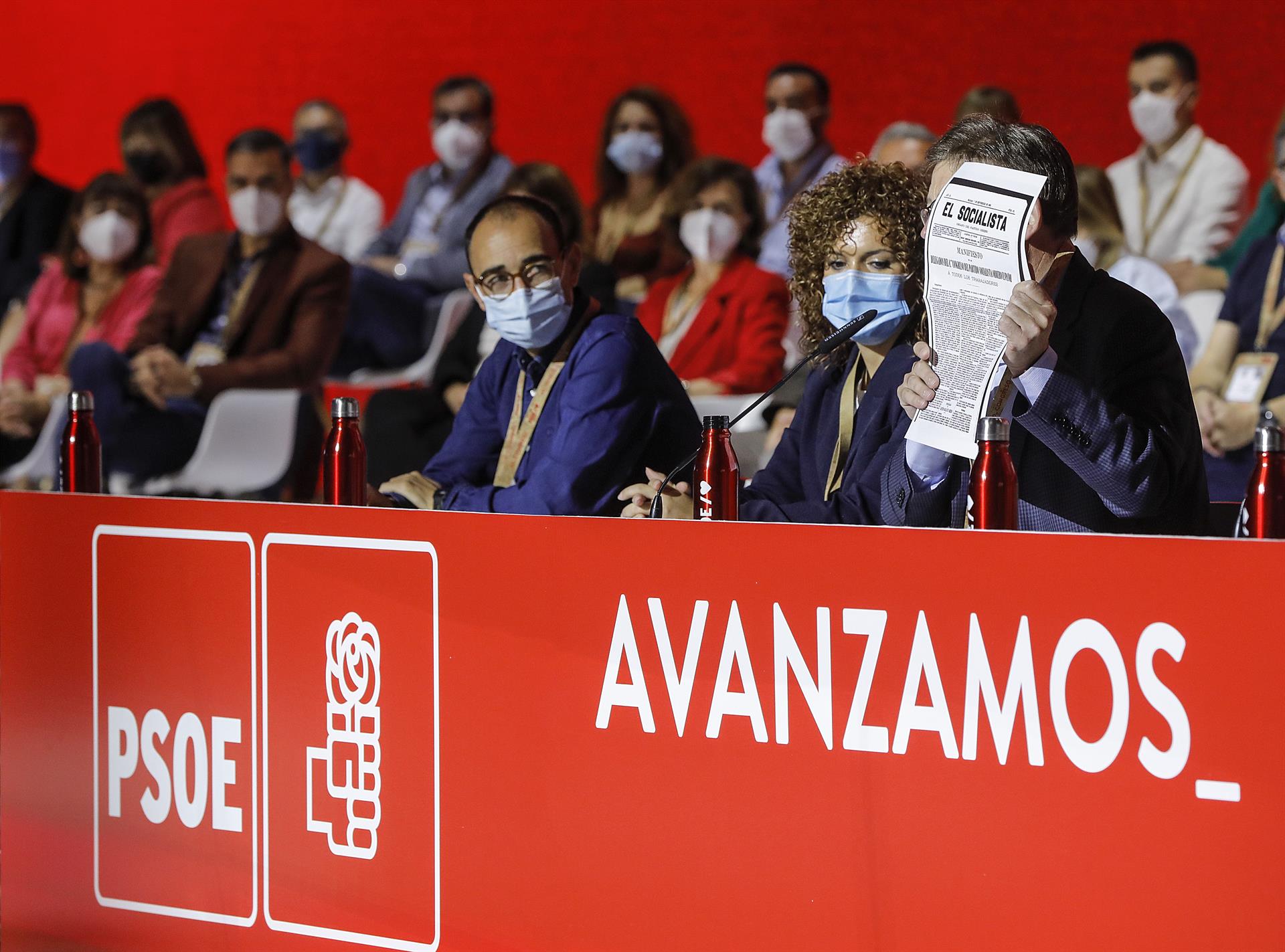 El presidente de la Generalitat valenciana, Ximo Puig (d), levanta un periódico de 'El Socialista', en el acto de apertura oficial, enmarcado en la segunda jornada del 40 Congreso Federal del PSOE