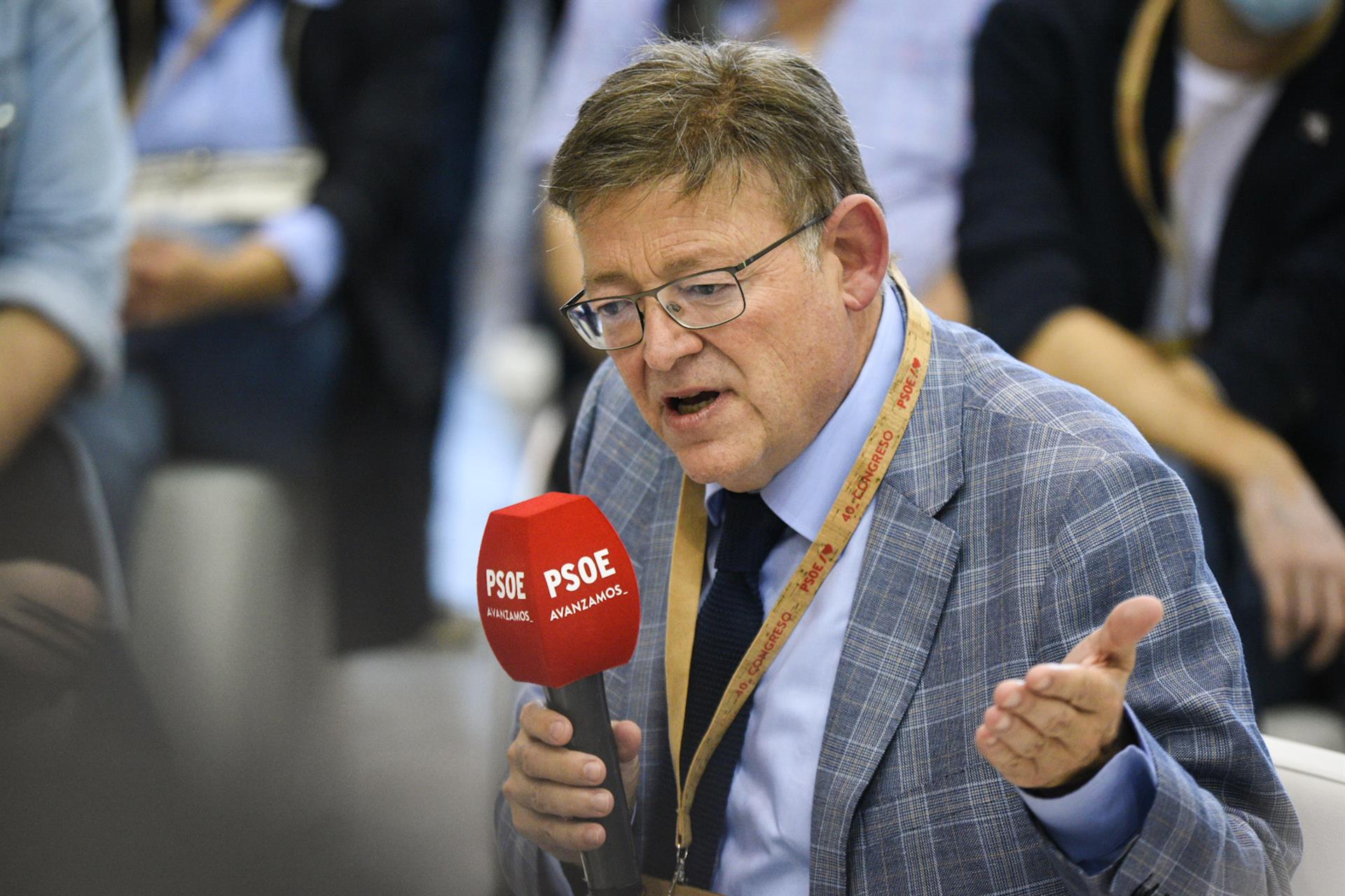 El presidente de la Generalitat, Ximo Puig, interviene durante la inauguración del Espacio Tomás Meabe, con el encuentro ‘Entre Socialistas’, enmarcado en la primera jornada del 40 Congreso Federal del PSOE