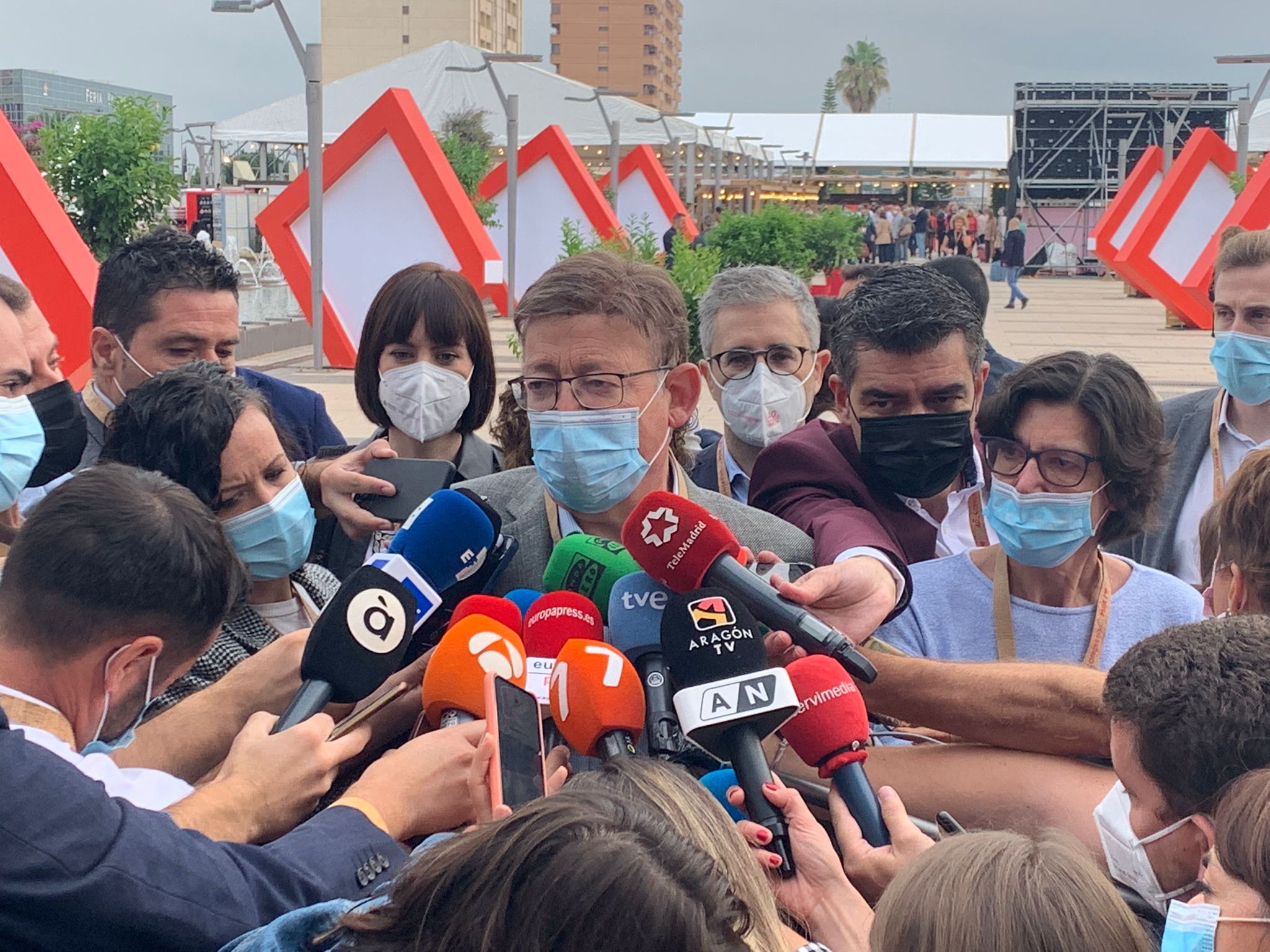 El president de la Generalitat, Ximo Puig, atenent als mitjans de comunicació