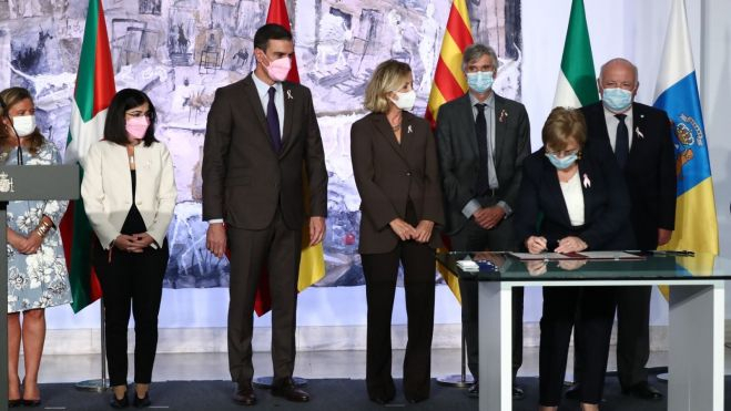 Firma del convenio con el Ministerio de Sanidad y la Fundación Amancio Orterga