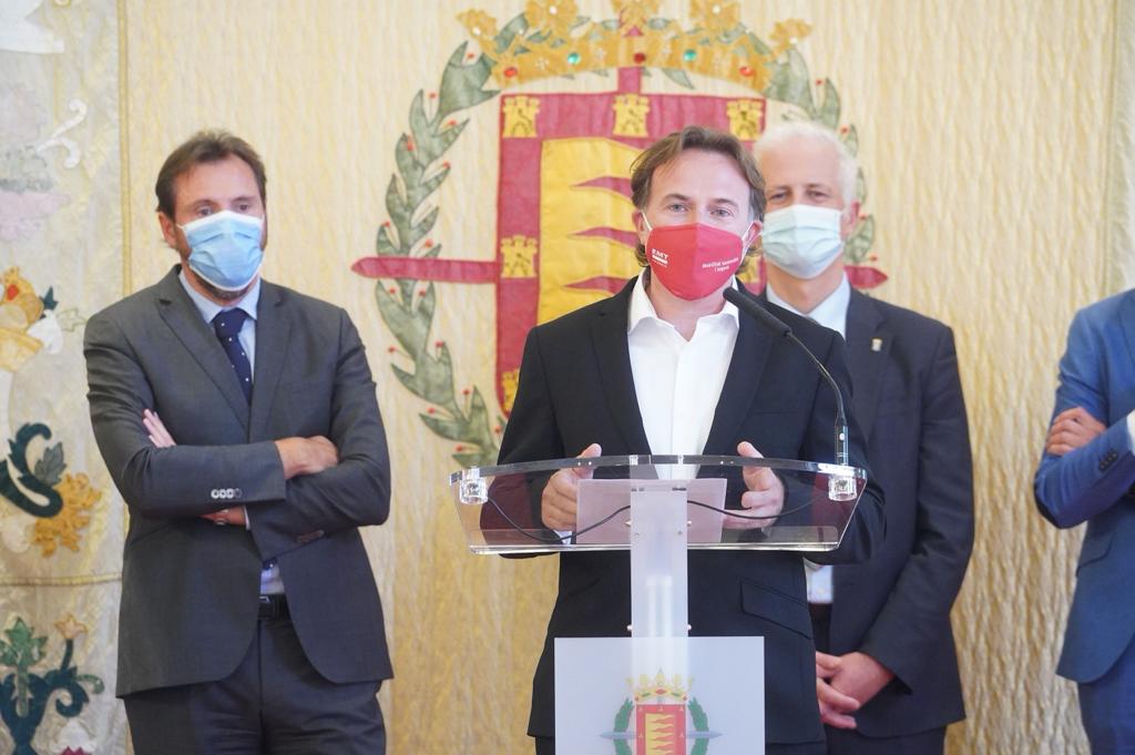 El regidor Giuseppe Grezzi en la presentació de Ciutats Connectades