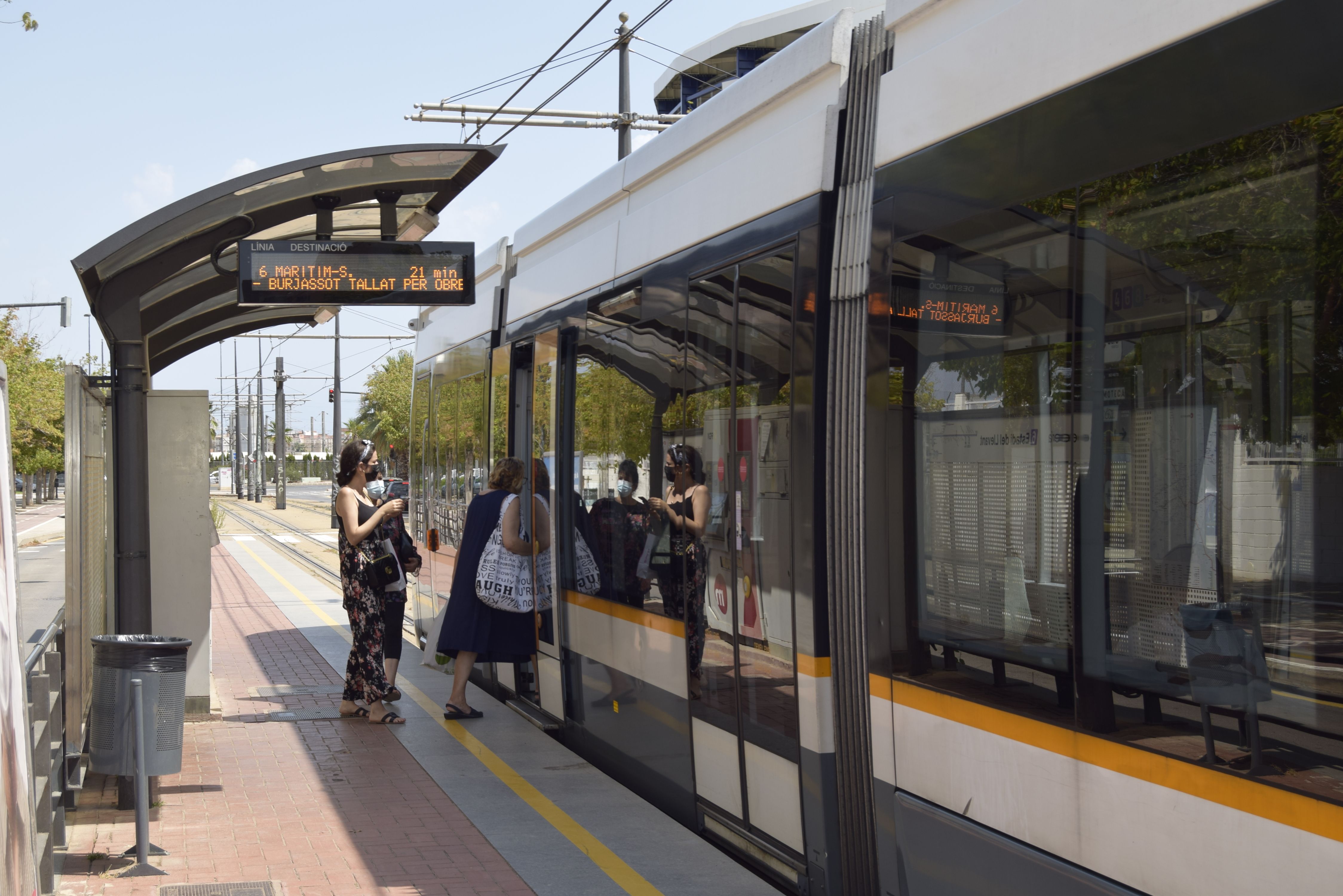 Personas entrando en uno de los trenes de Metrovalencia