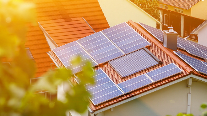 Instal·lació de plaques solars al terrat d'un habitatge