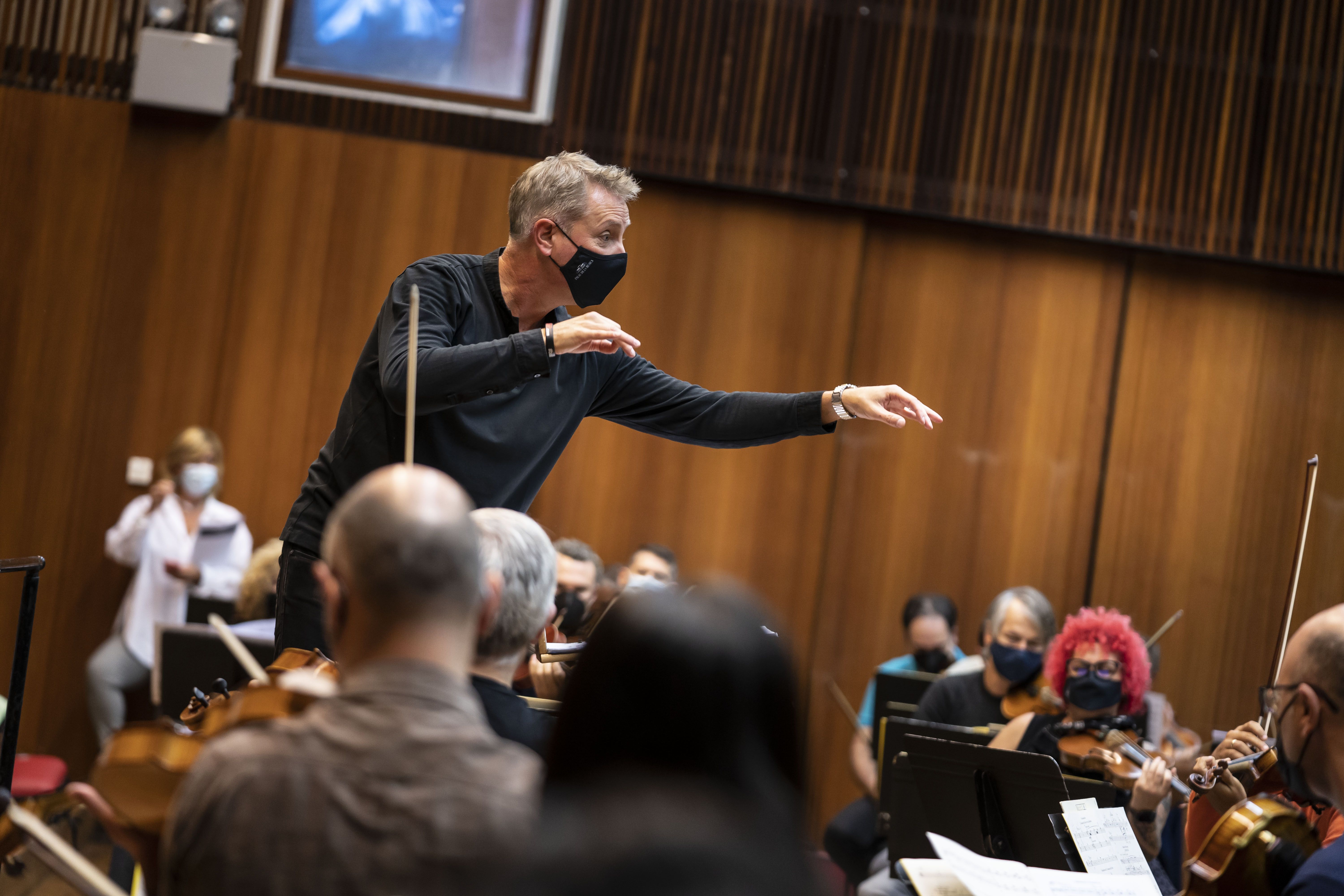 Alexander Liebreich assajant amb l'OV. Foto Live Music Valencia