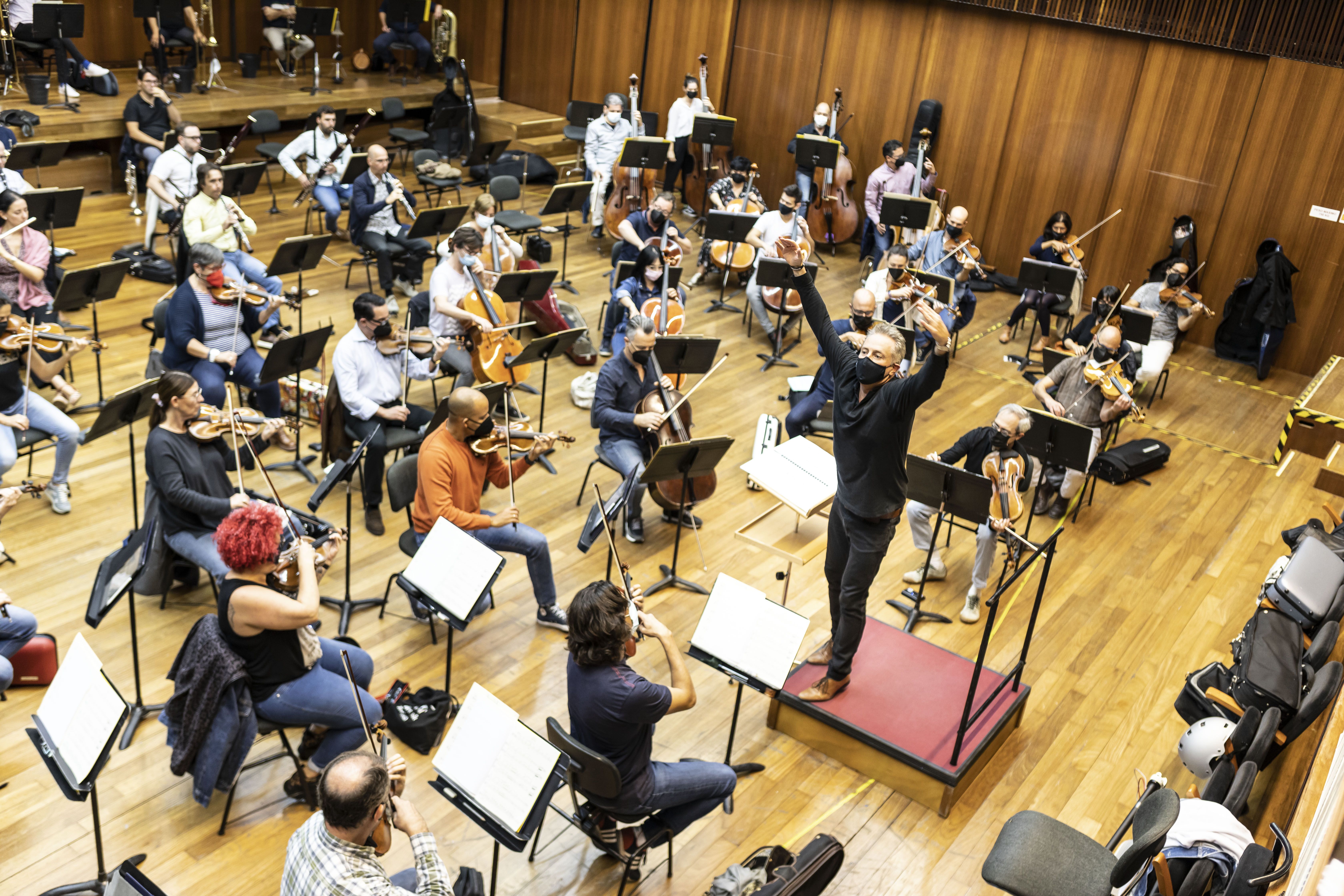 Alexander Liebreich assajant amb l'OV. Foto Live Music Valencia