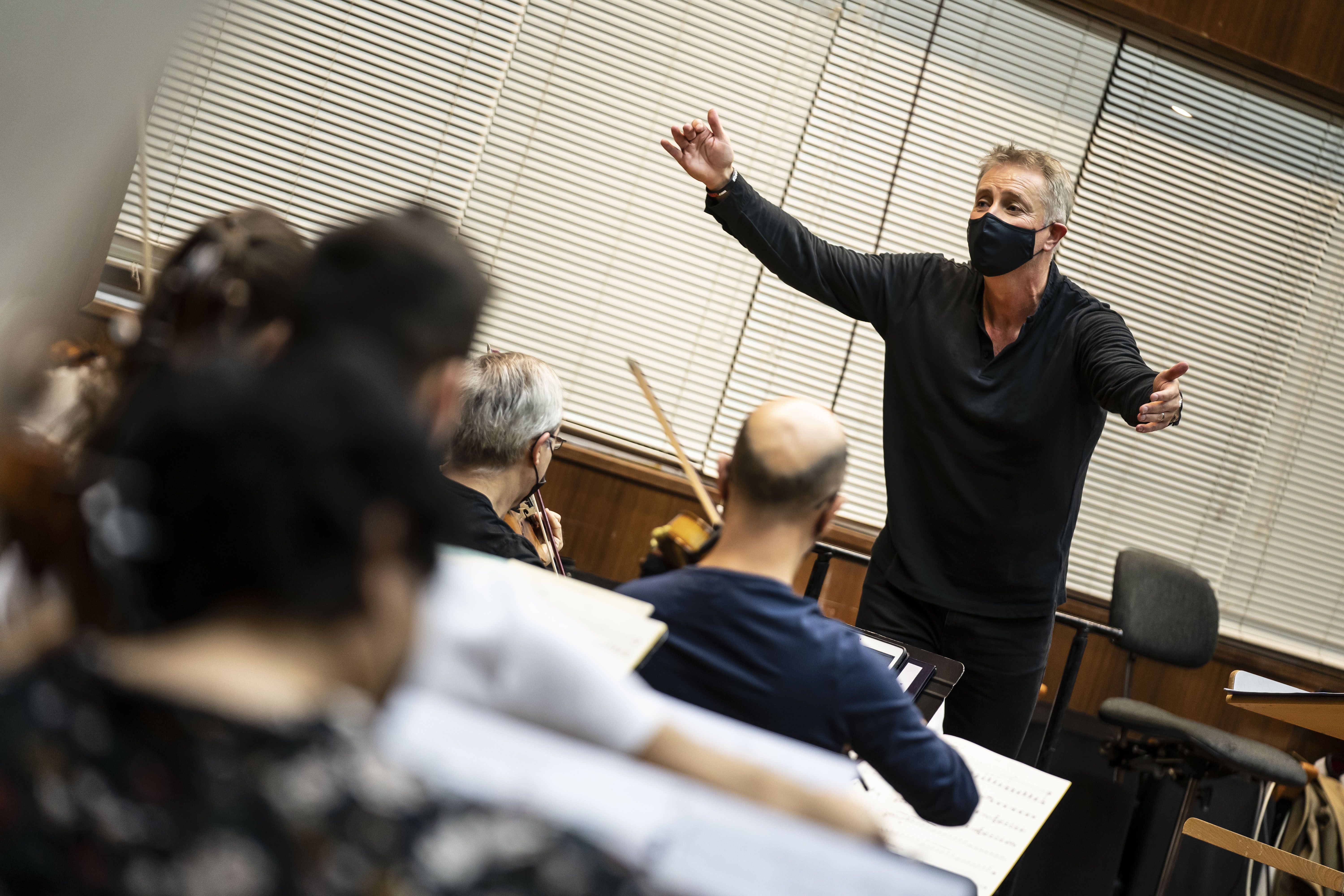 Alexander Liebreich assajant amb l'OV. Foto Live Music Valencia