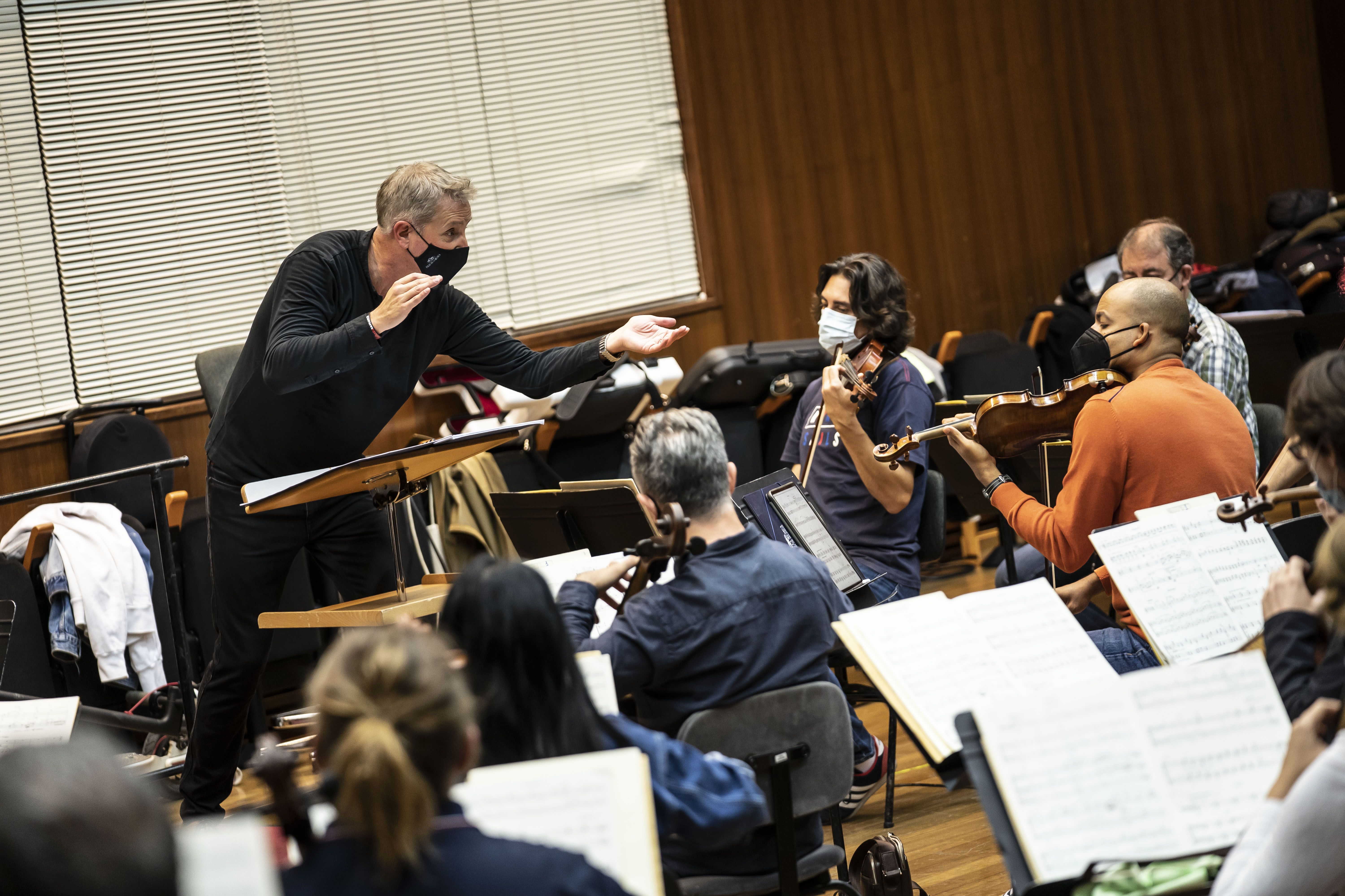 Alexander Liebreich assajant amb l'OV. Foto Live Music Valencia