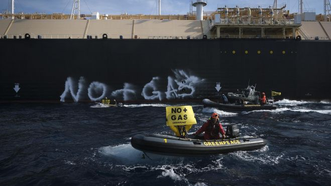 Activistas de Greenpeace han accedido a bordo Del buque Esperanza al puerto de la planta regasificadora en Sagunto (Valencia) para exigir %22el fin de los combustibles fósiles%22