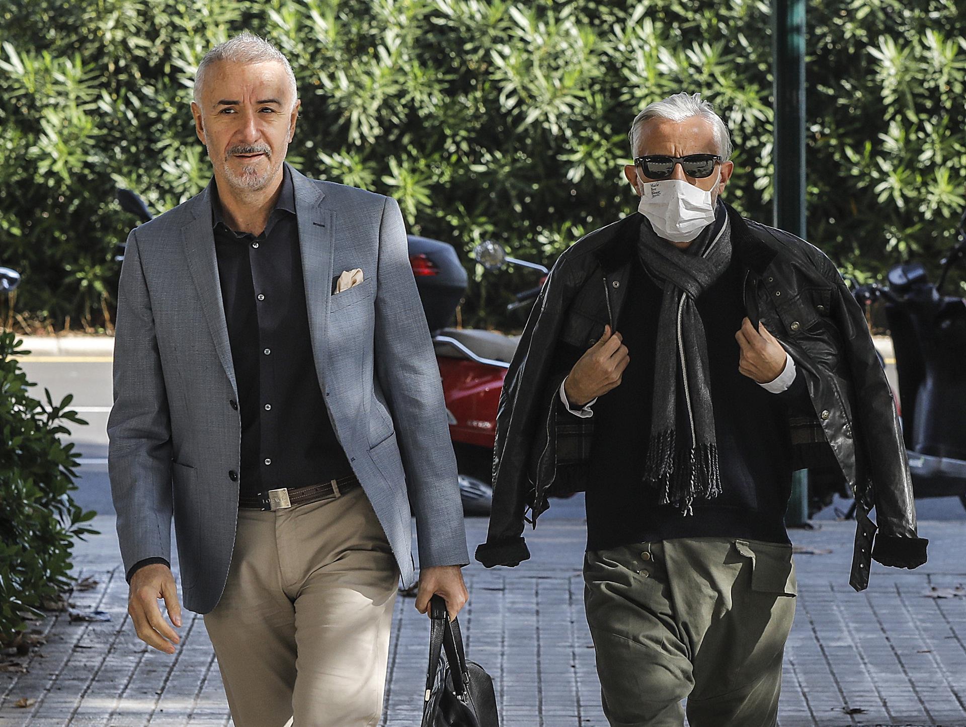 Marcos Benavent acompañado de su abogado, Juan Carlos Navarro, a su llegada a los juzgados