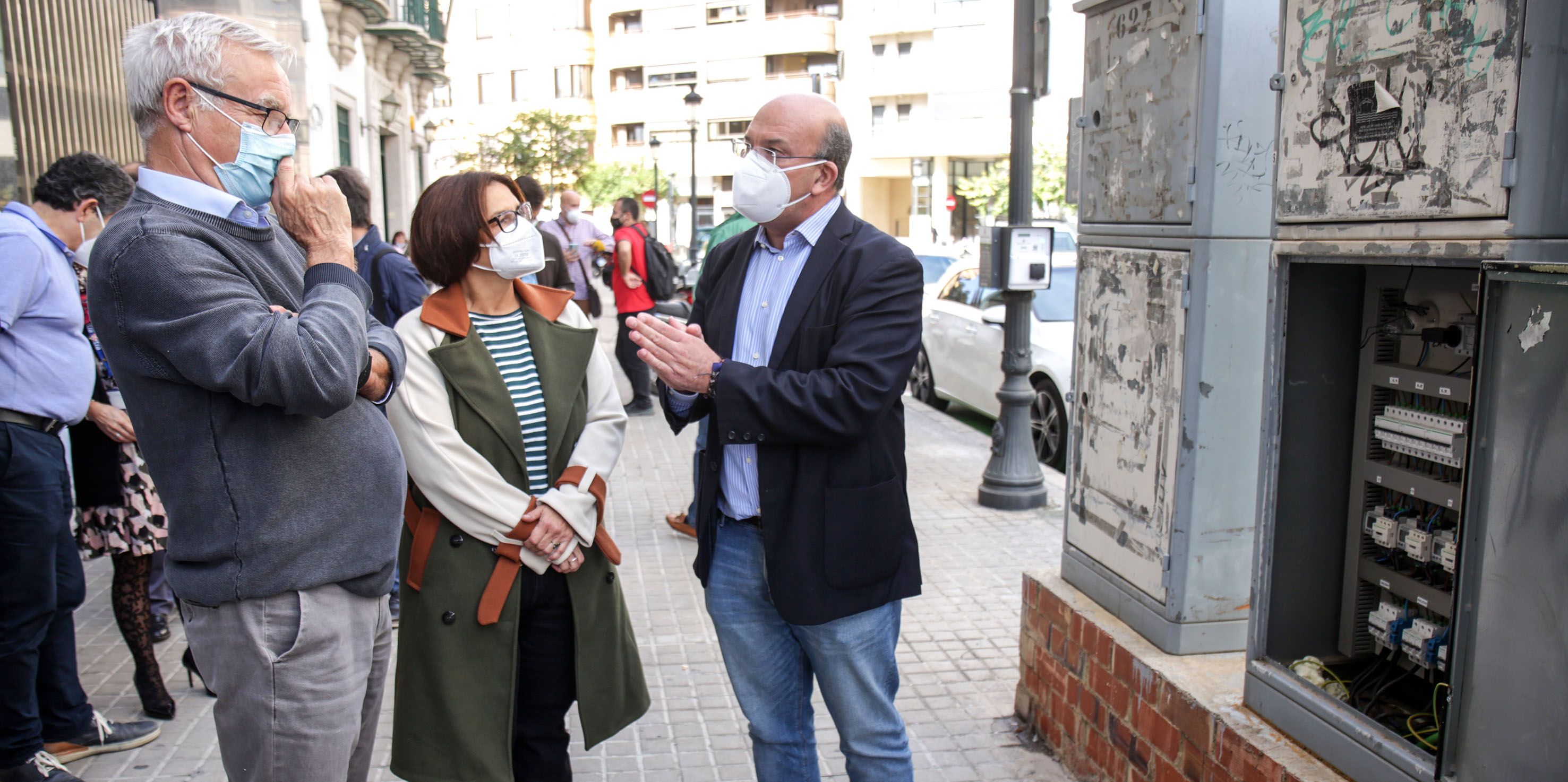 La regidora Luisa Notario en la instal·lació d'un punt de recàrrega elèctrica