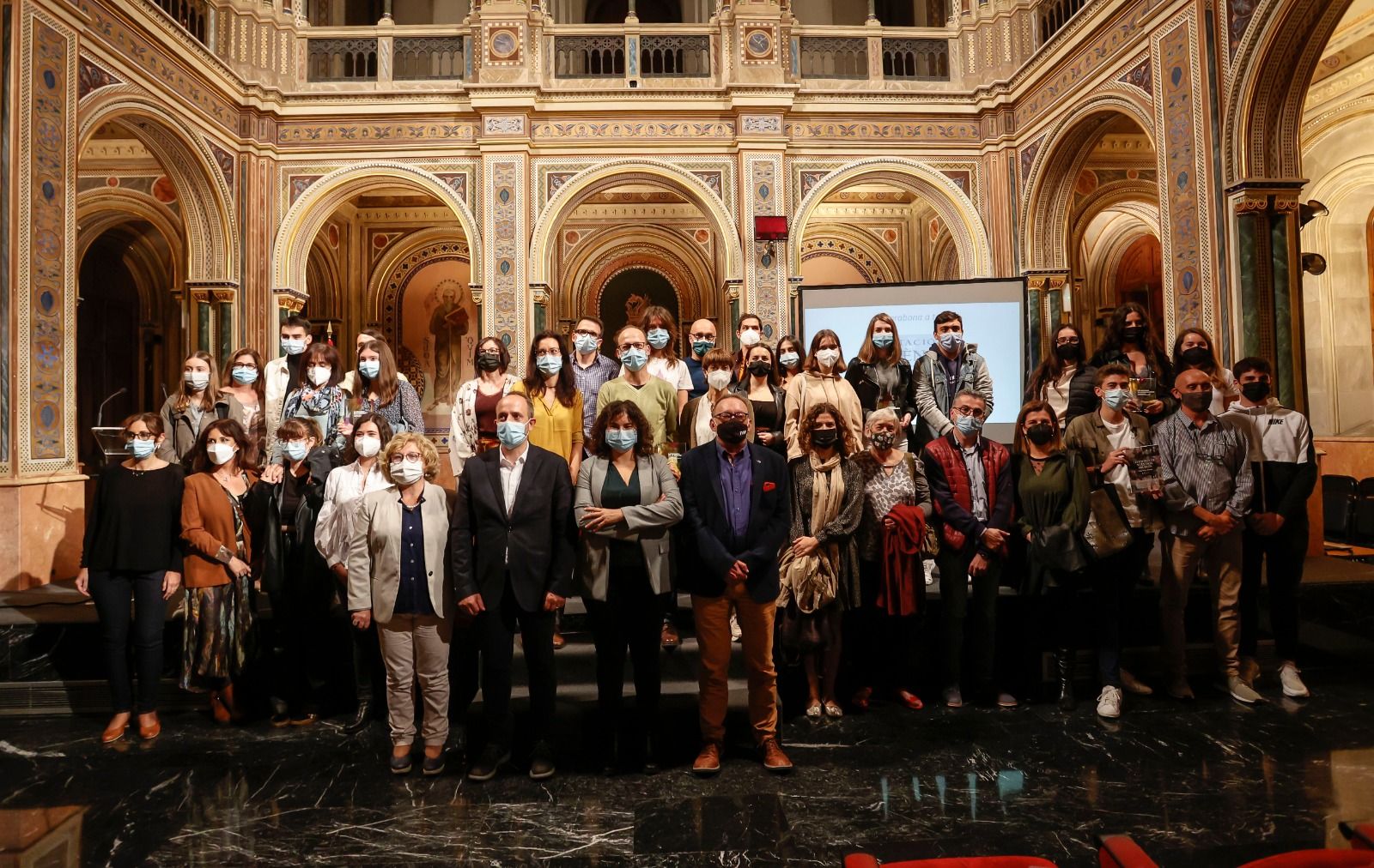 Foto de familia de los centros educativos premiados por su aportación en la recuperación de la memoria histórica