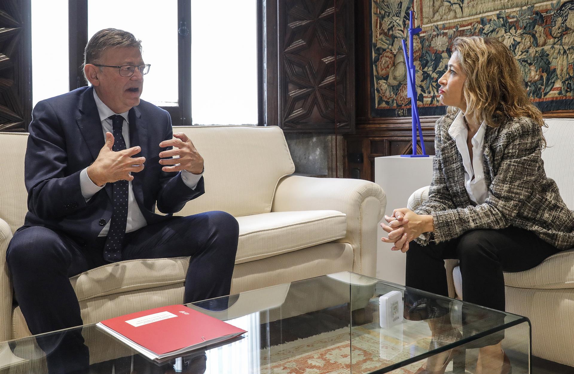 La ministra de Transportes, Movilidad y Agenda Urbana, Raquel Sánchez, y el presidente de la Generalitat Valenciana, Ximo Puig, durante una reunión en el Palau de la Generalitat
