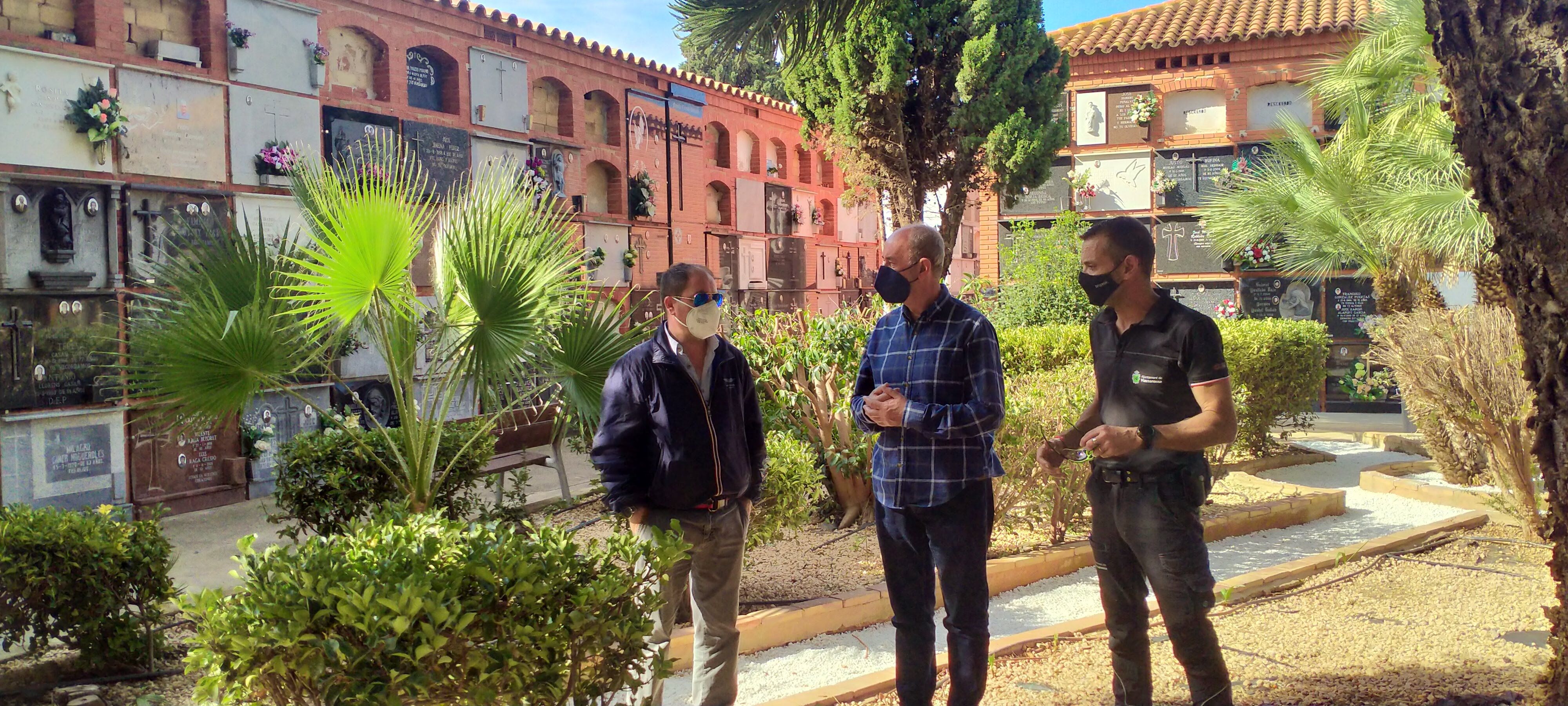 El alcalde Paco Comes, en el cementerio de Massanassa