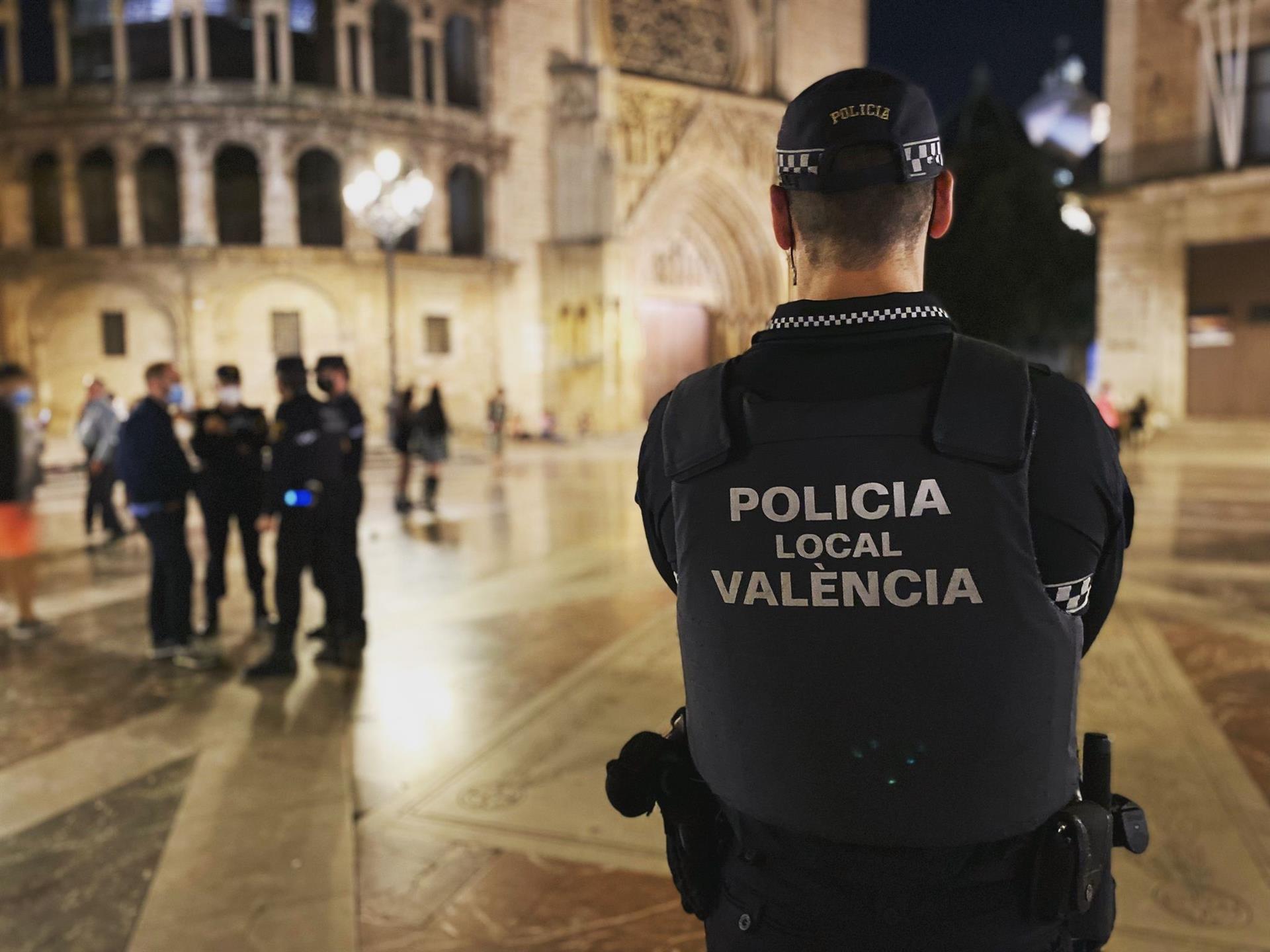 Un agente de Policía Local de València en el dispositivo de Halloween