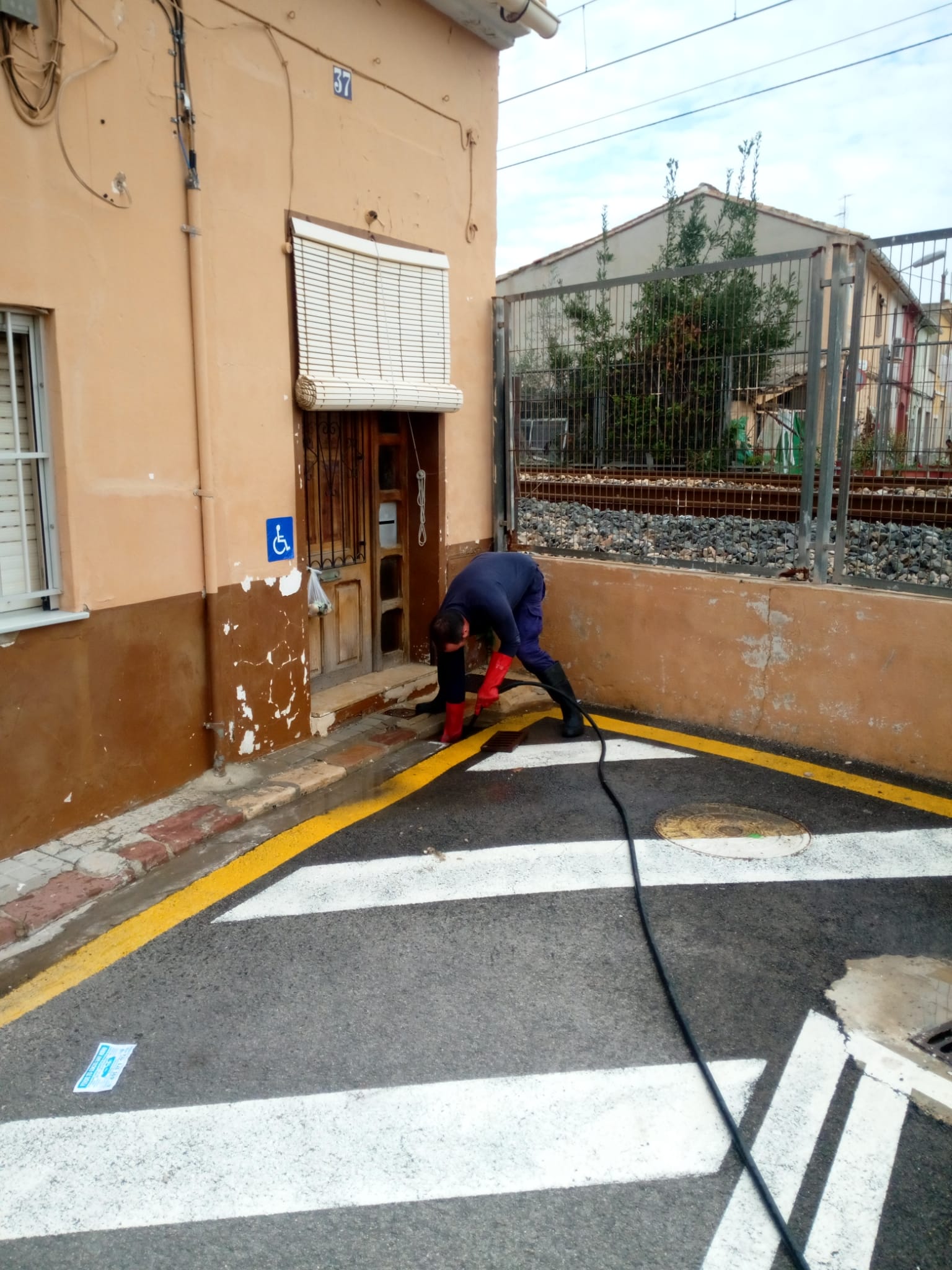 Trabajos de mantenimiento para evitar la acumulación de agua por las lluvias torrenciales en Sueca Trabajos de mantenimiento para evitar la acumulación de agua por las lluvias torrenciales en Sueca