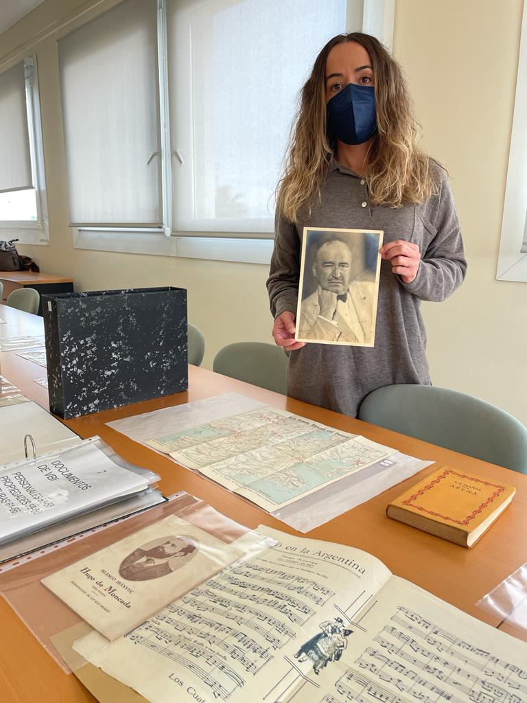 Gloria Tello con documentación de Blasco Ibáñez Gloria Tello con documentación de Blasco Ibáñez