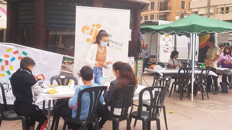 Uno de los talleres de la Feria de Asociaciones de Alzira