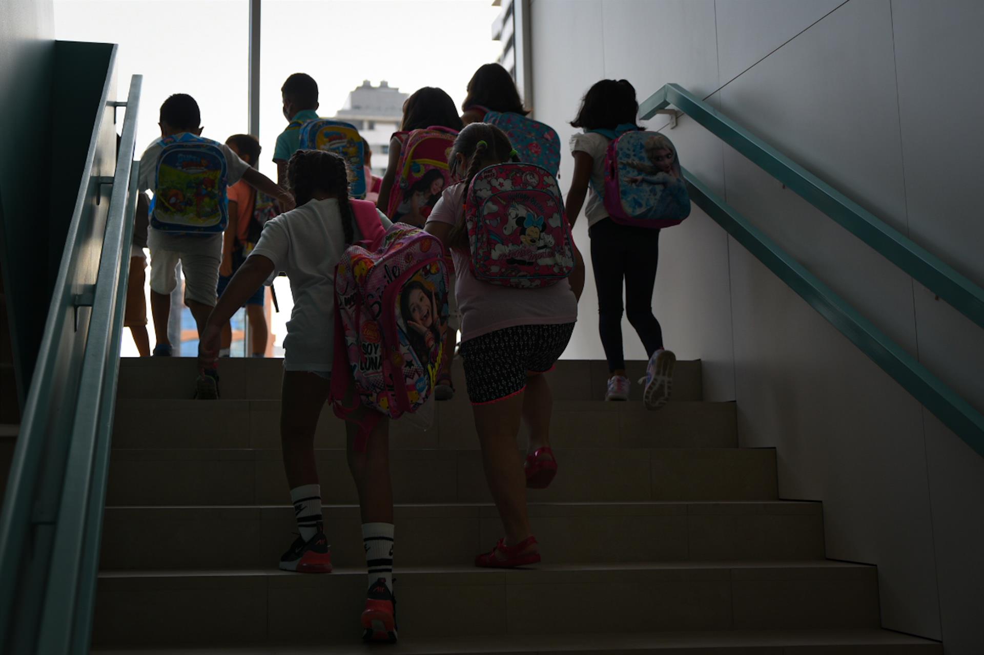 Un grupo de niños sube las escaleras en un colegio de València