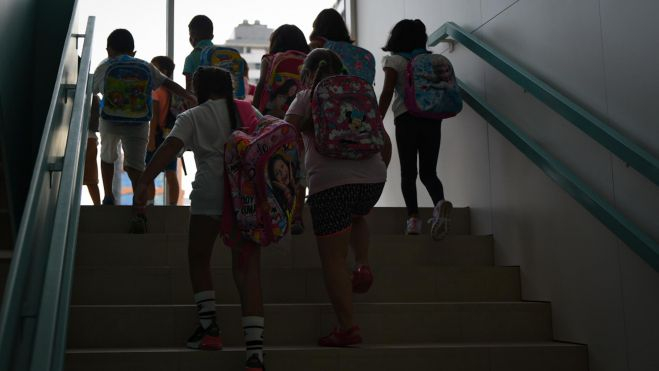 Un grupo de niños suben las escaleras en un colegio de València