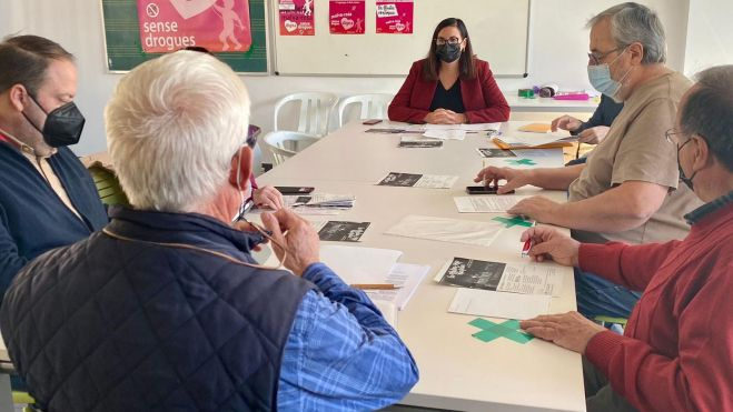 La responsable de l'Àrea d'Urbanisme de l'Ajuntament de València, Sandra Gómez, reunida amb els veïns de la Malva-rosa