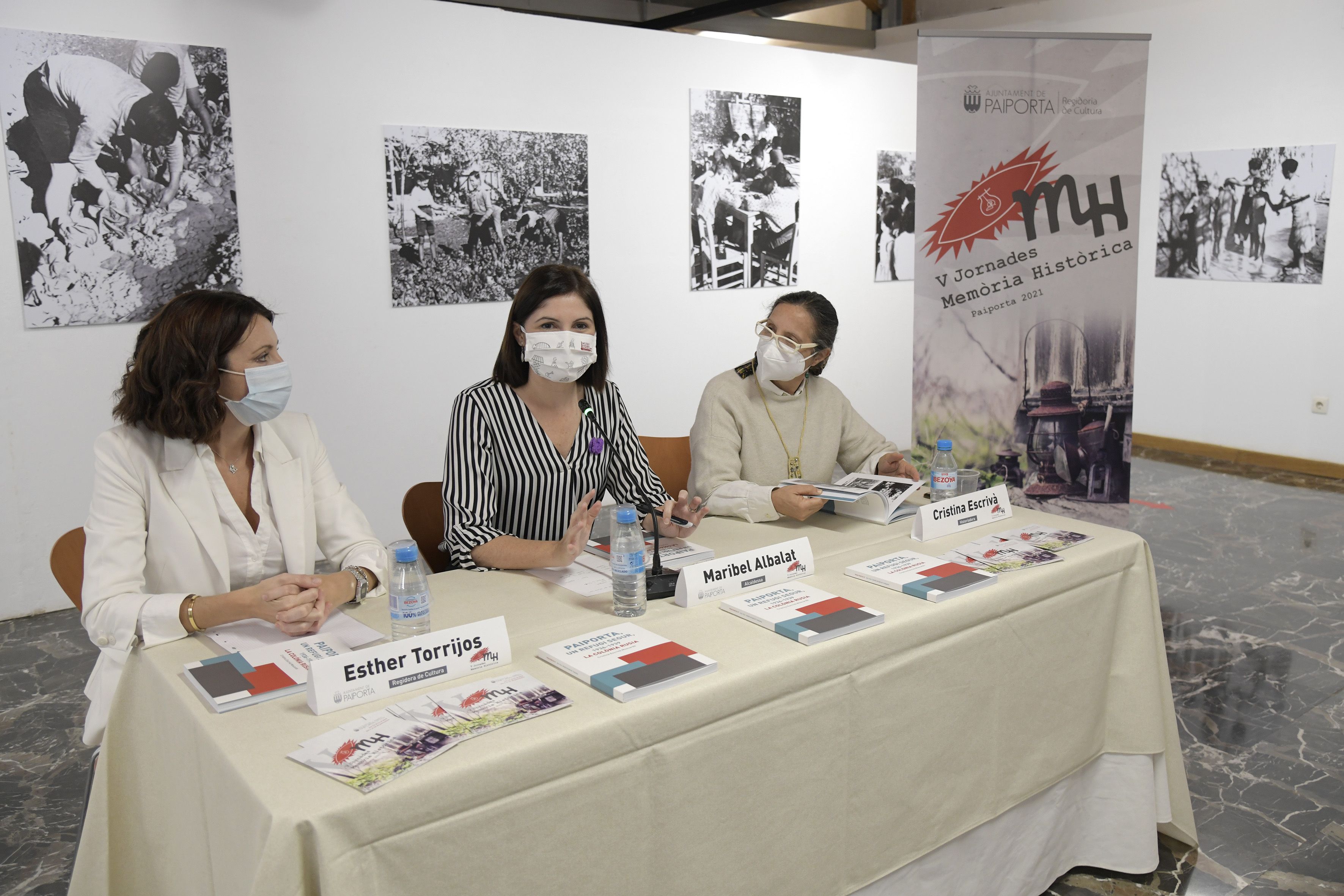 L'alcaldessa de Paiporta, Maribel Albalat; la regidora de Cultura, Esther Torrijos i Cristina Escrivà.