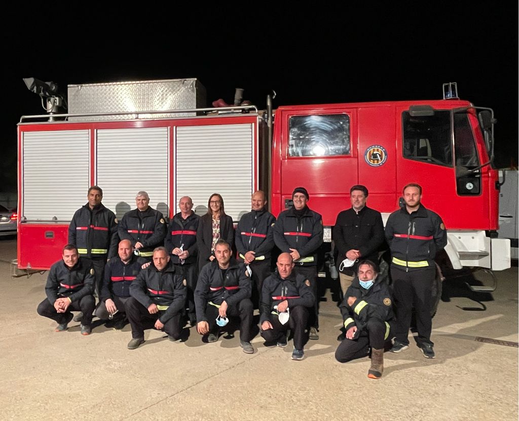 La diputada Mª Josep Amigó amb integrants del Consorci Provincial de Bombers