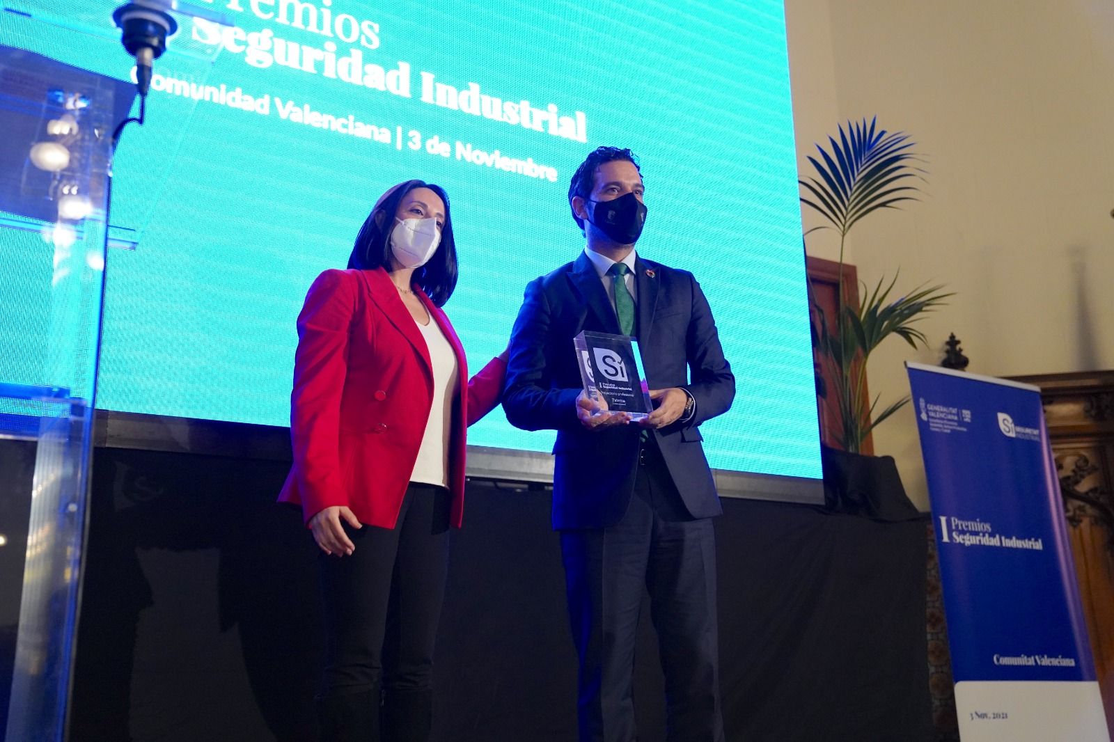 El Alcalde de Paterna durante la recogida del galardón