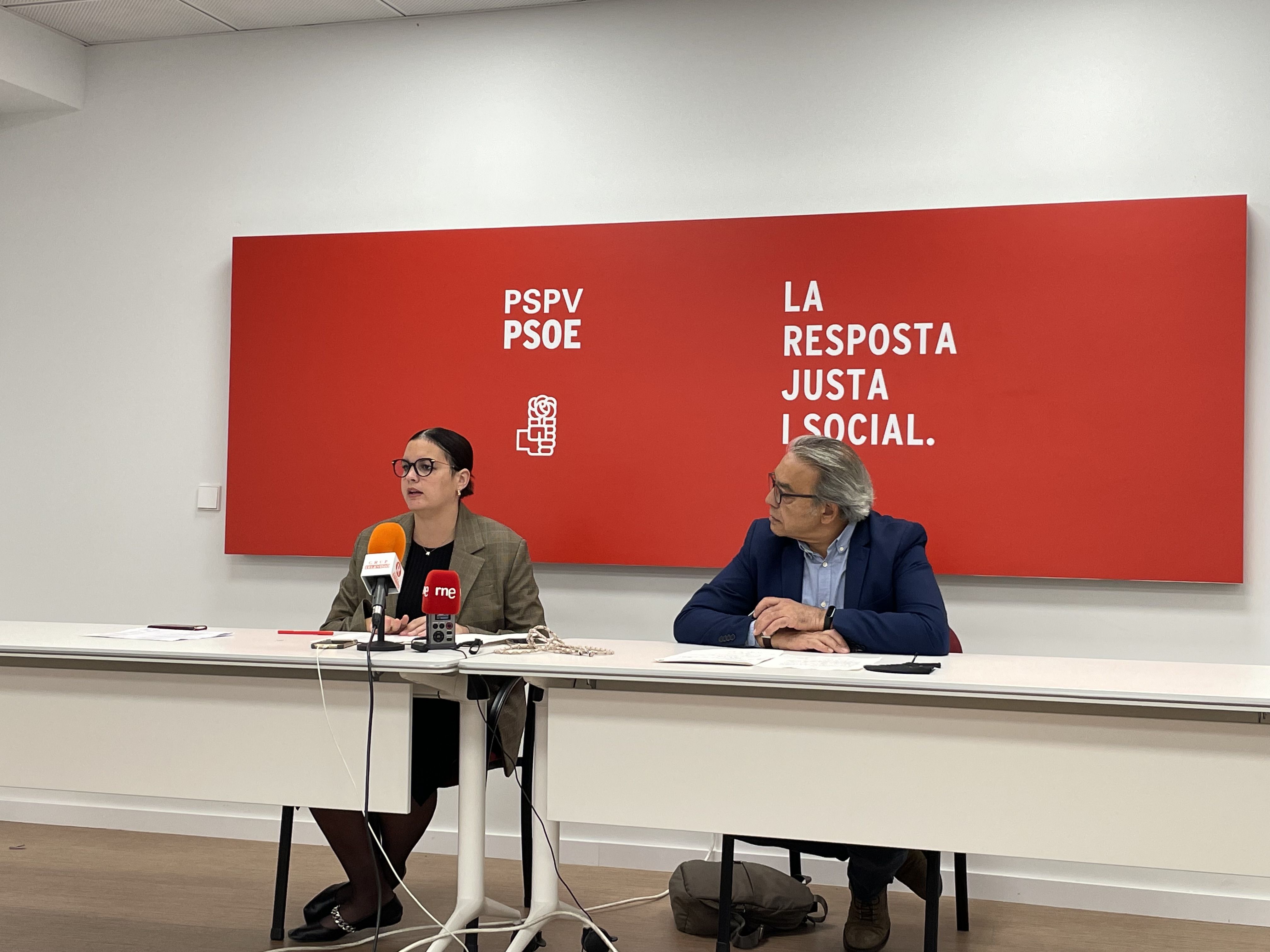 La vicealcaldesa y secretaria general del PSPV-PSOE en la ciudad de València, Sandra Gómez, y el síndic del grupo parlamentario socialista Manolo Mata
