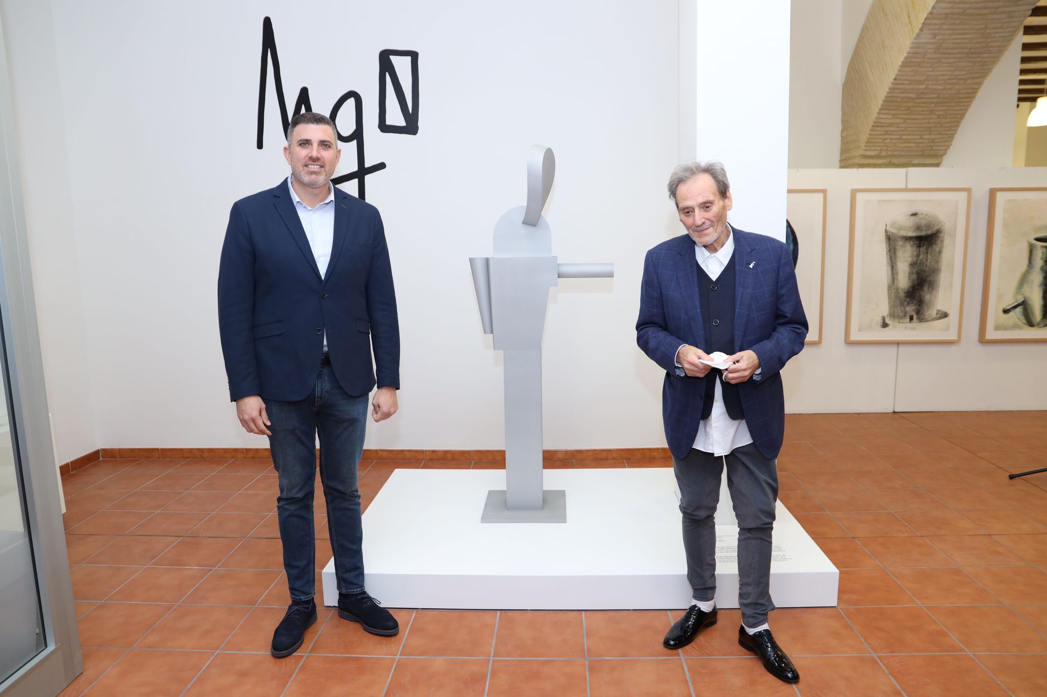 El escultor valenciano Miquel Navarro y el alcalde de Cullera Jordi Mayor