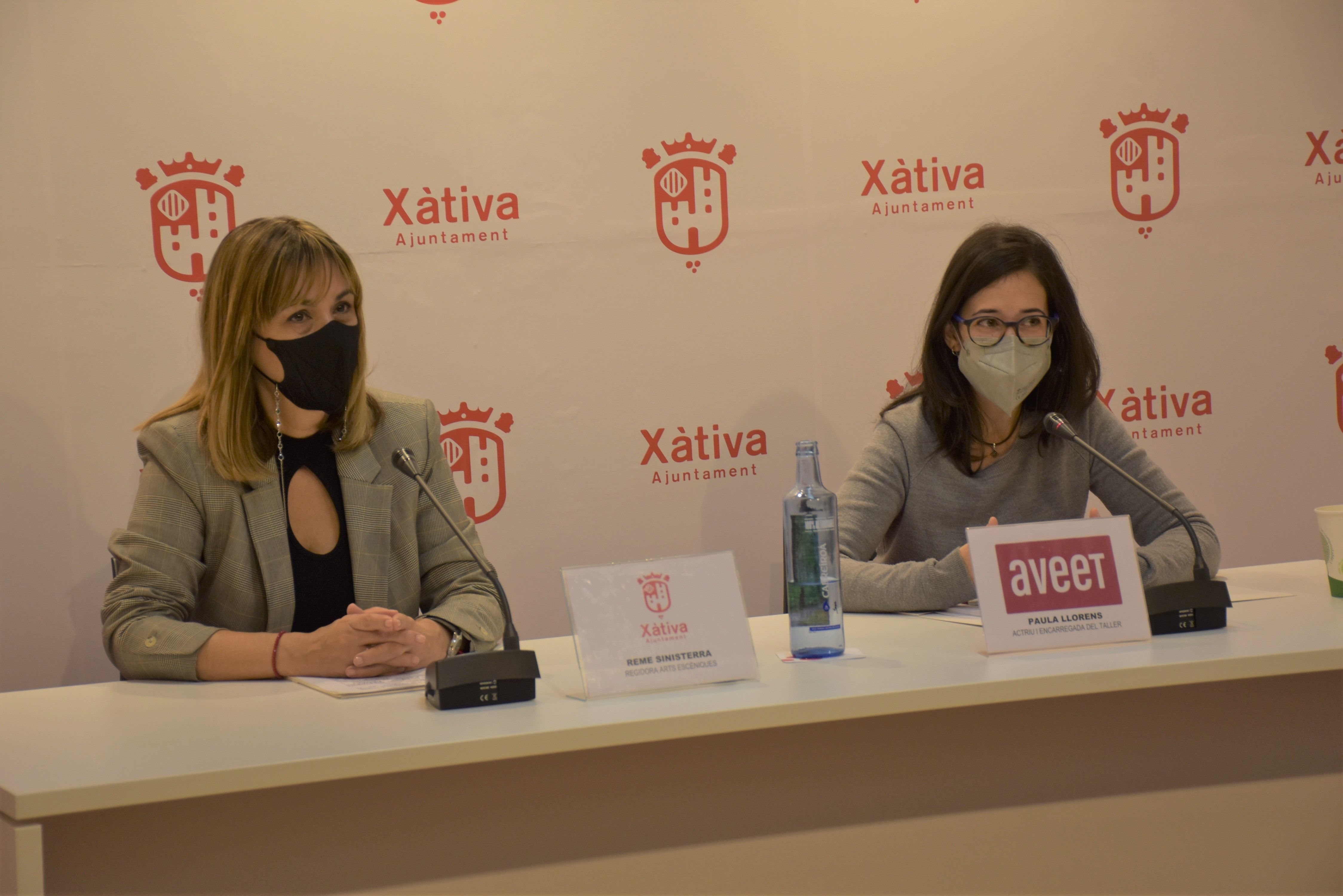 La concejala Reme Sinisterra y la actriz y dramaturga Paula Llorens