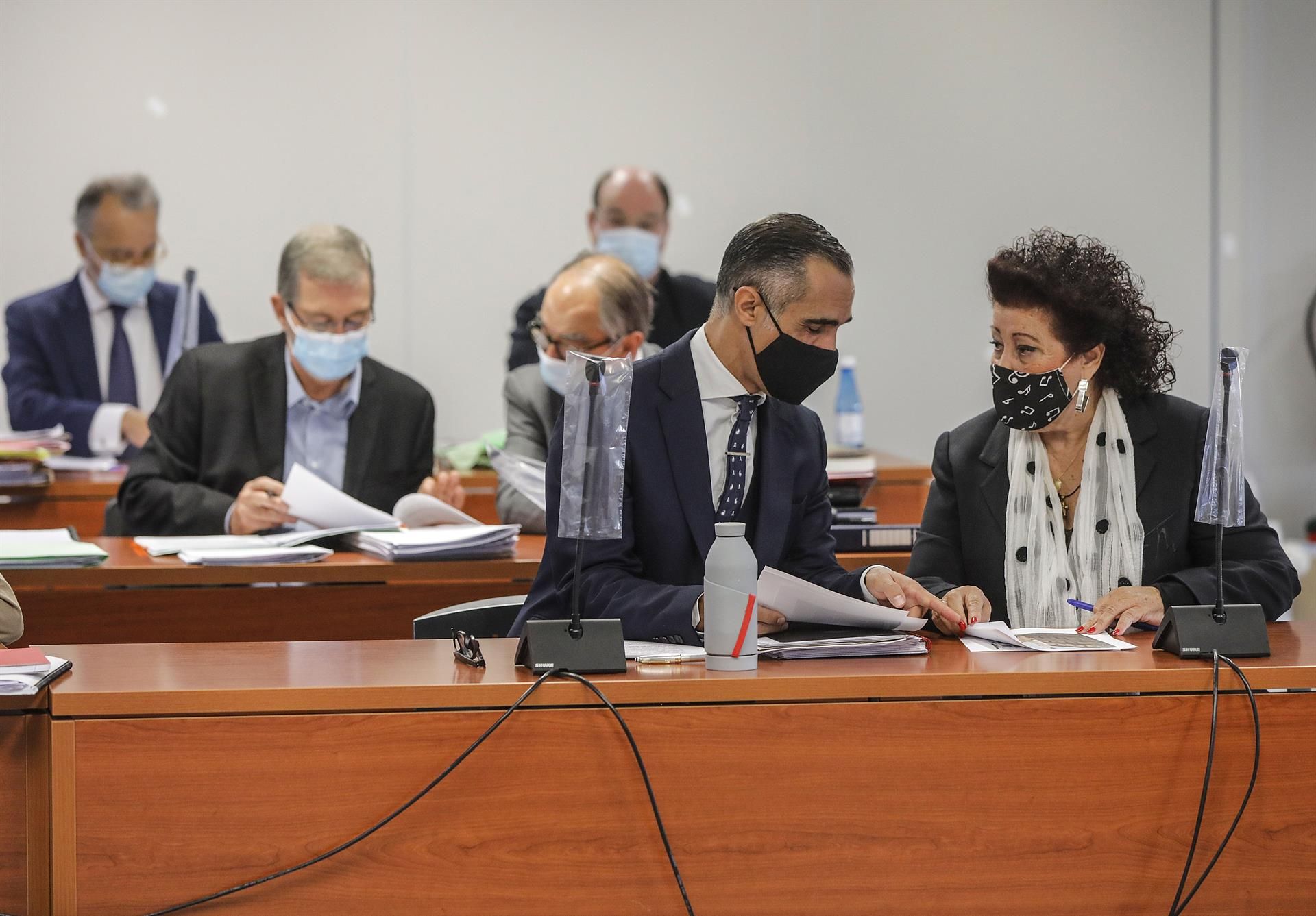 Acusados y abogados en el juicio por el caso IVAM