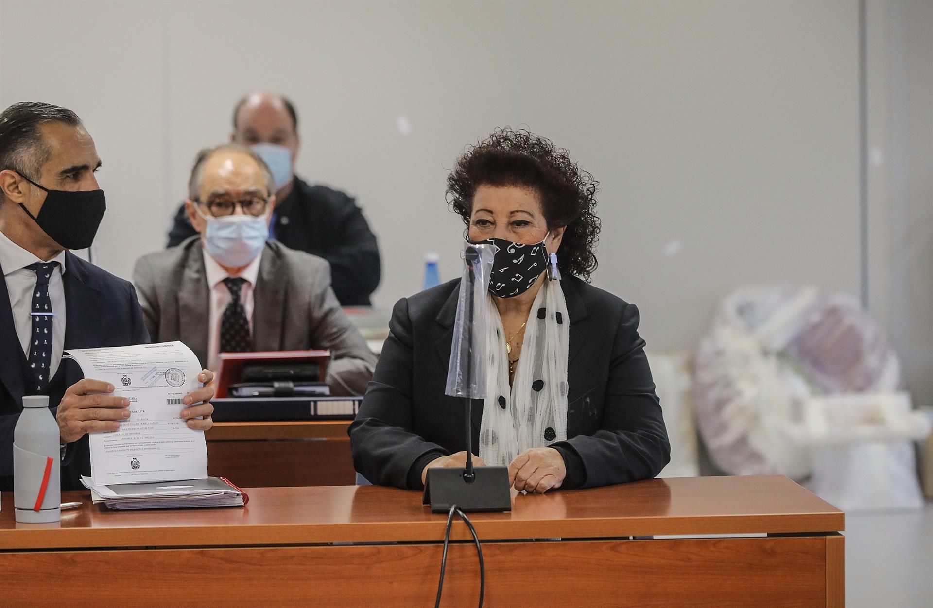 L'exdirectora del Ivam Consuelo Ciscar i el seu advocat Juan Molpoceres durant el judici pel cas IVAM