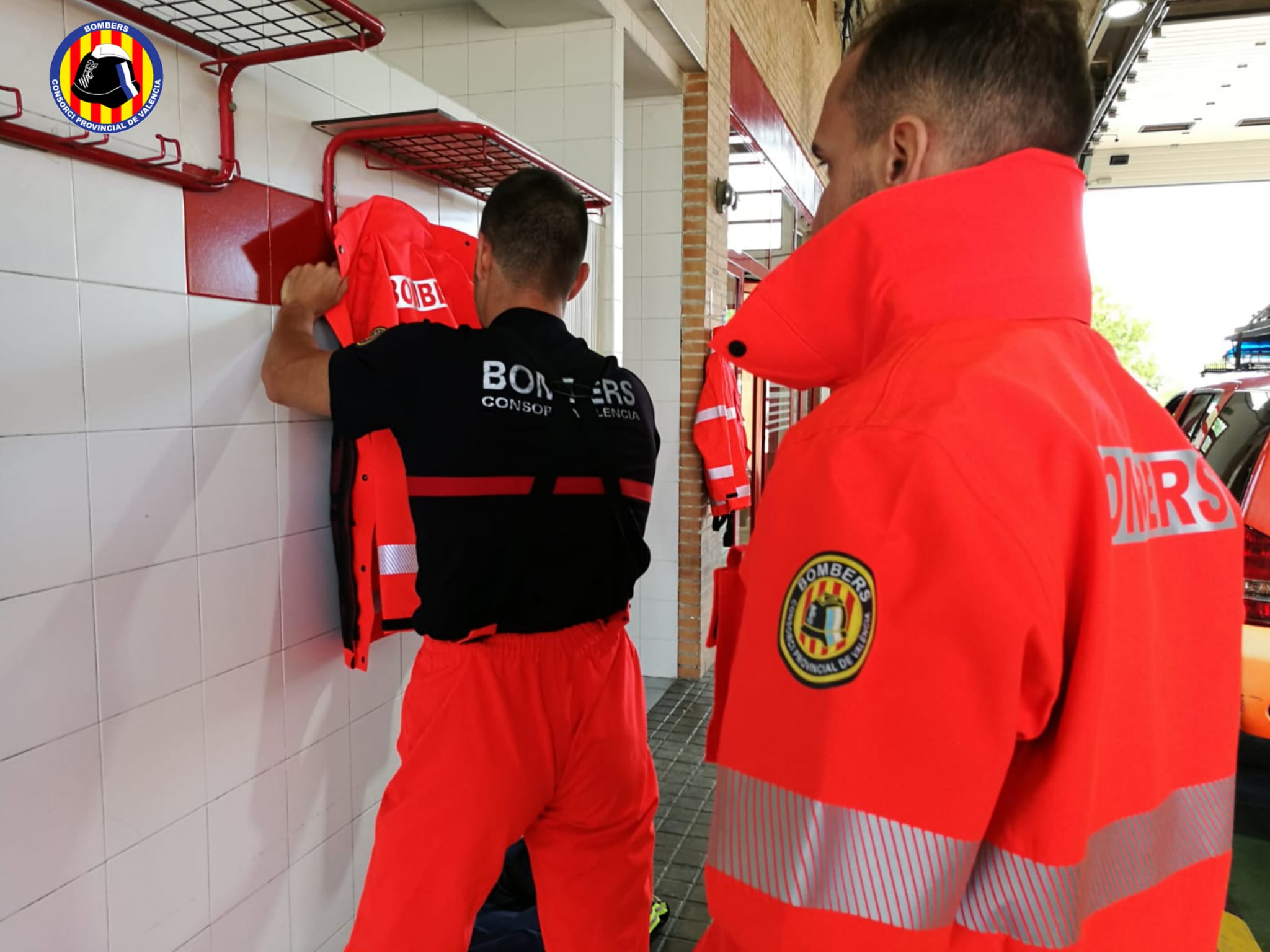 Nuevos impermeables para los bomberos del Consorcio Provincial de Bomberos de València.