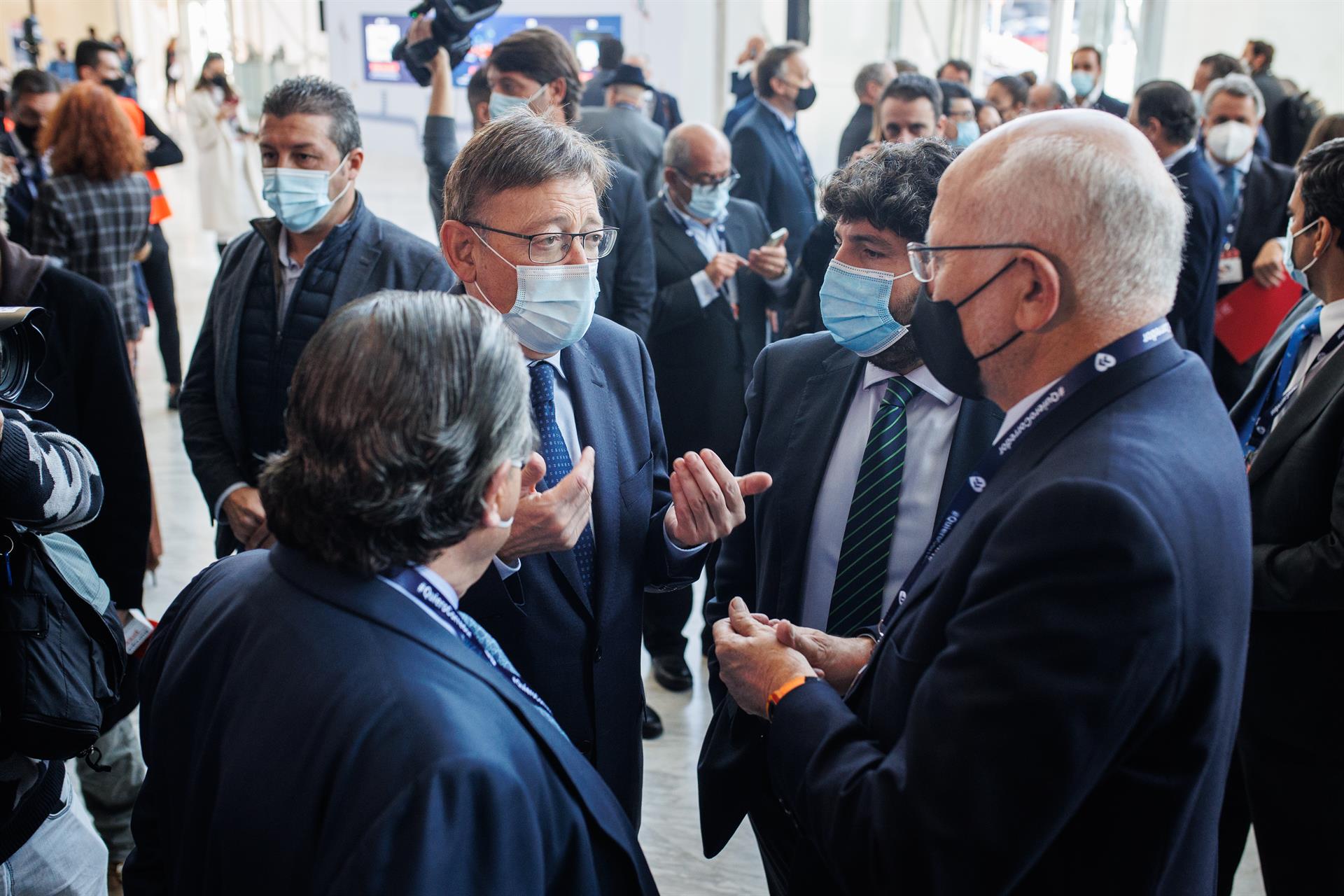 El presidente de Boluda Corporación Marítima, Vicente Boluda; el presidente de la Comunidad Valenciana, Ximo Puig; el presidente de la Región de Murcia, Fernando López Miras, y el presidente de Mercadona, Juan Roig