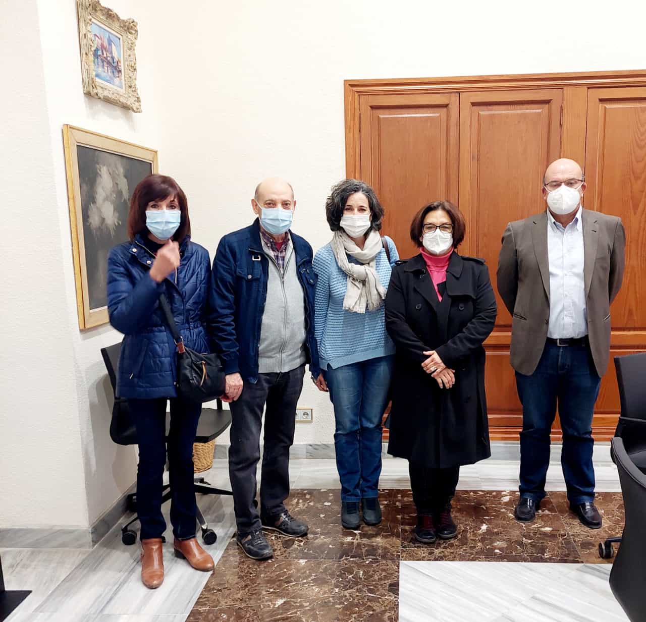 La concejala de Gestión de Recursos del Ayuntamiento de València, Luisa Notario, y representantes vecinales del barrio de Benicalap