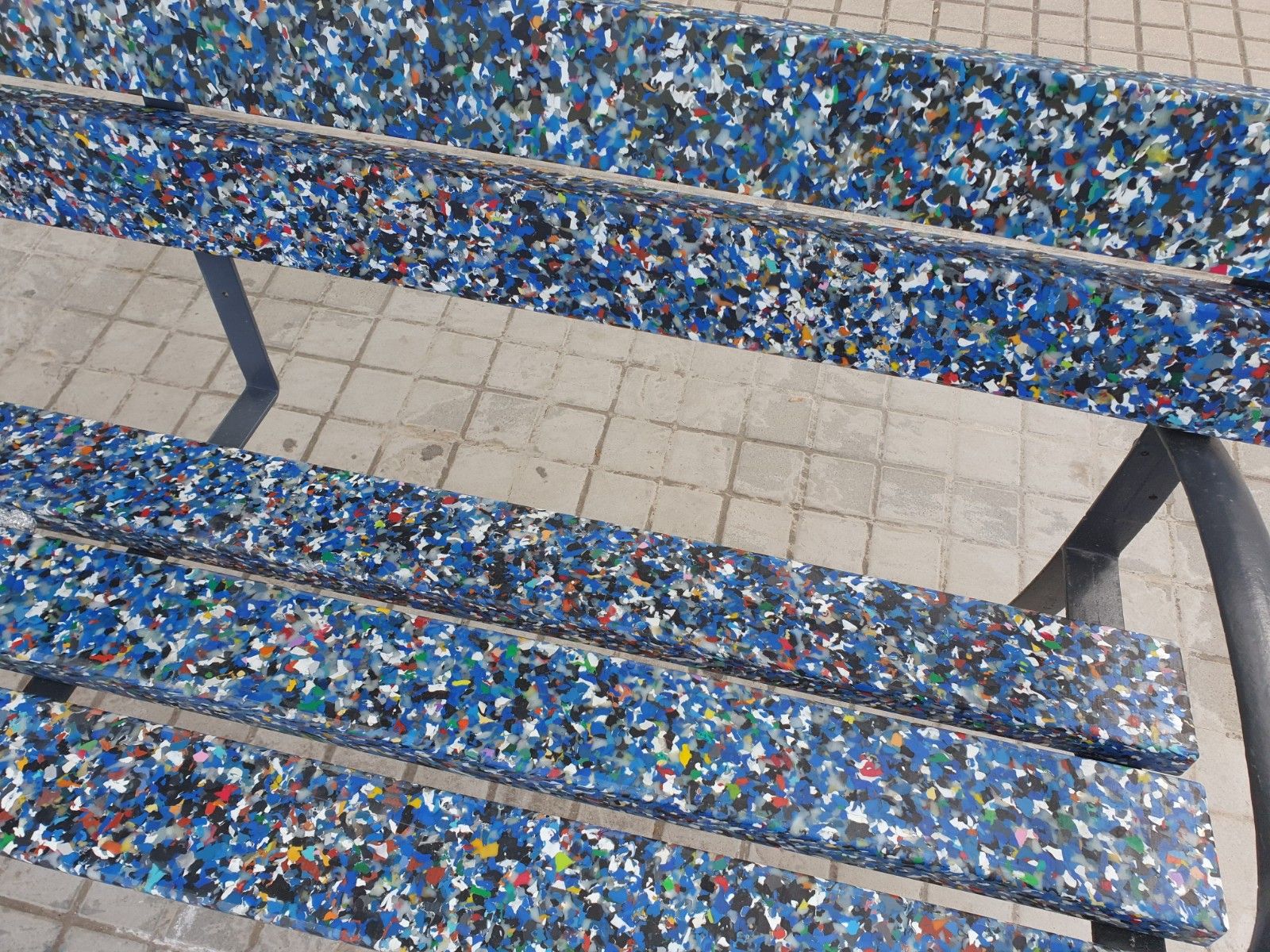 Bancs fabricats amb material reciclat Bancs fabricats amb material reciclat