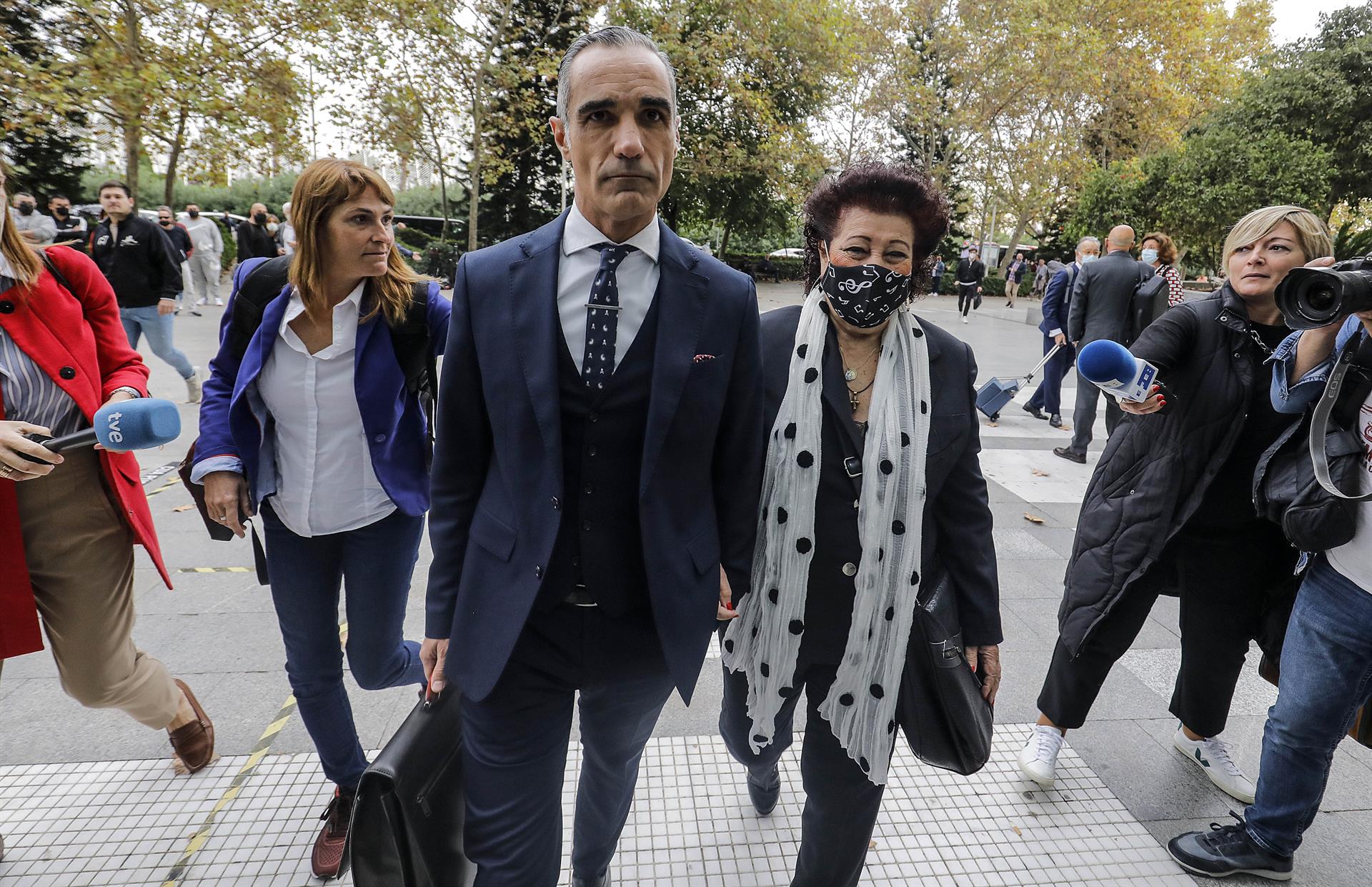 L'exdirectora del Ivam Consuelo Ciscar i el seu advocat Juan Molpoceres a la seua arribada al judici de l'IVAM