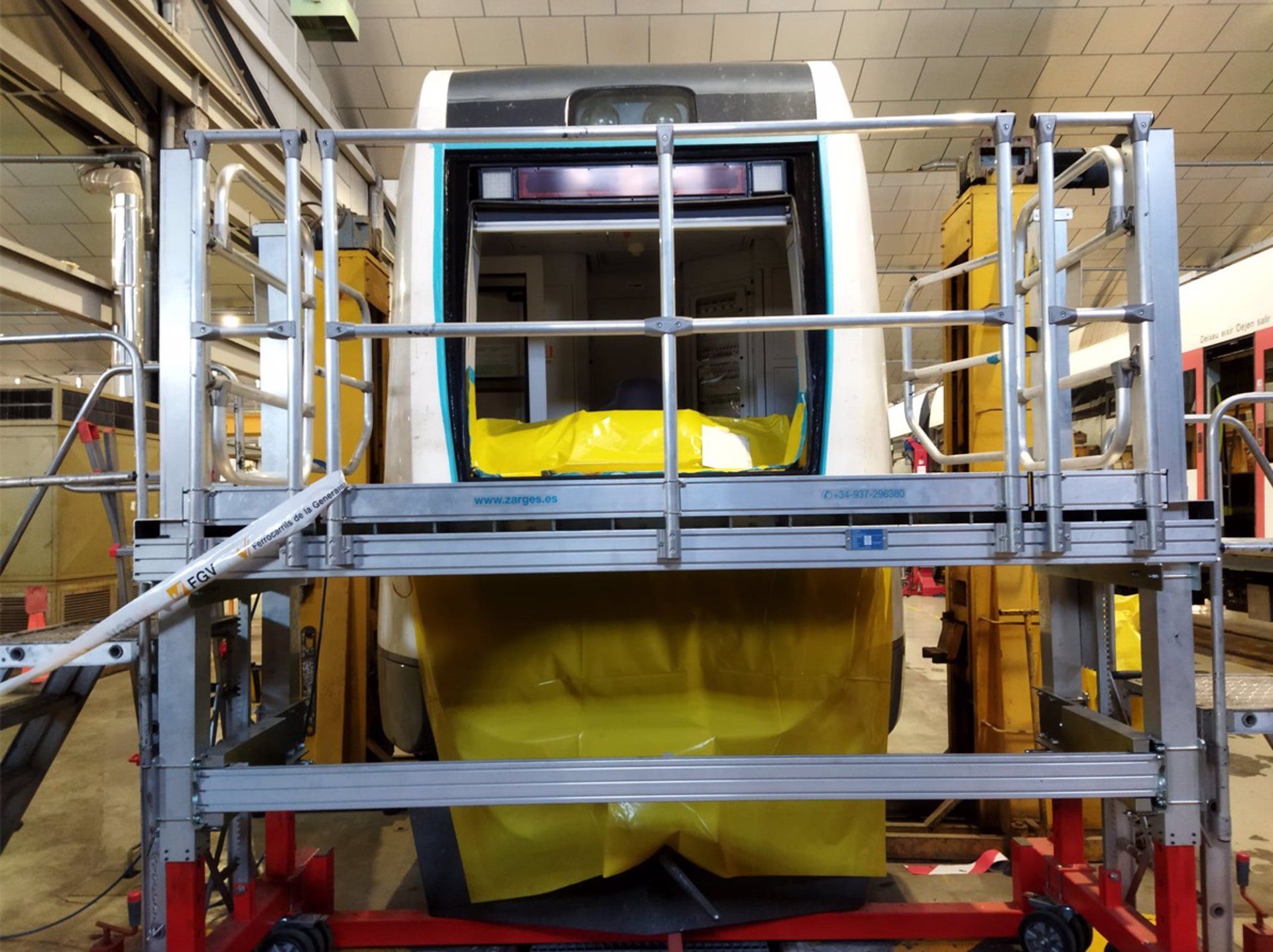 Un dels trens danyats per les pedres en el taller