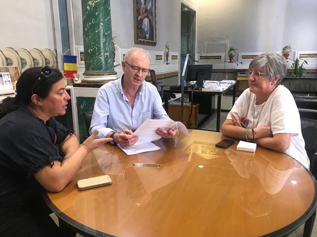 Paco Salom y Sara Diert, durante la firma del convenio con ASSECA en 2019