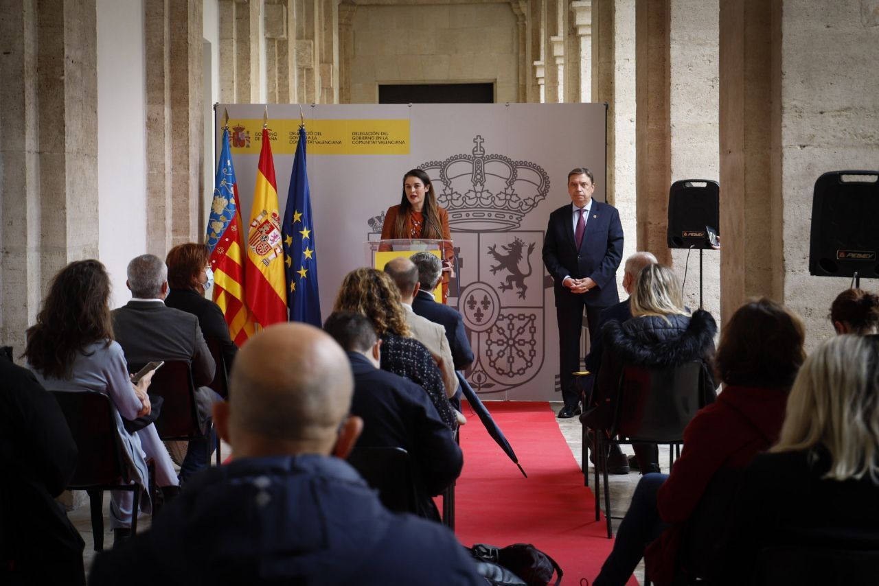 La consellera d'Agricultura i Desenvolupament Rural, Mireia Mollà, es reuneix amb el ministre d'Agricultura, Luis Planas, i el sector citrícola, a València, en la Delegació del Govern