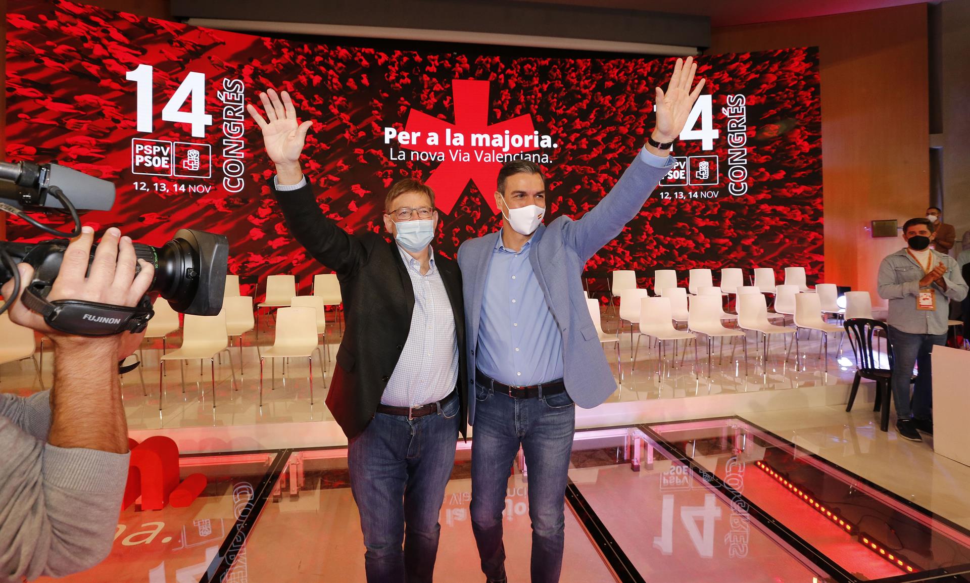 El president de la Generalitat Valenciana y secretario general del PSPV, Ximo Puig y el secretario general del PSOE y presidente del Gobierno, Pedro Sánchez, saludan en la clausura del XIV Congreso del PSPV PSOE