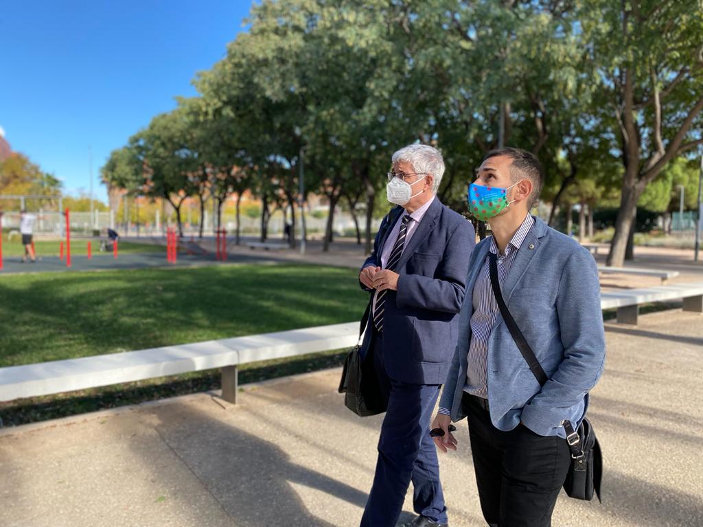 El vicealcalde de València, Sergi Campillo, junto al vicerrector de Economía e Infraestructuras de la UV, Justo Herrera.